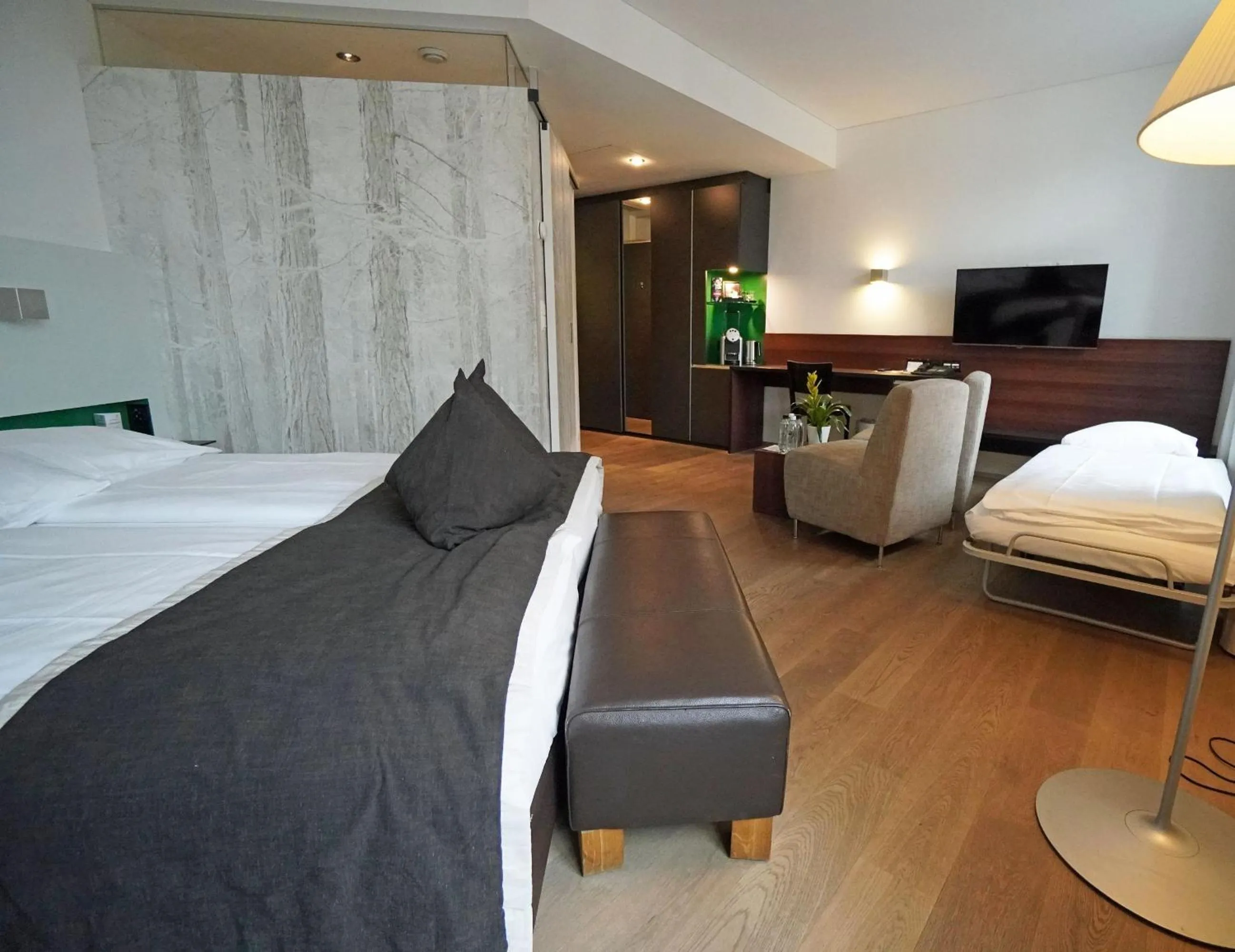 Photo of the whole room, Bed in Hotel Glockenhof Zürich