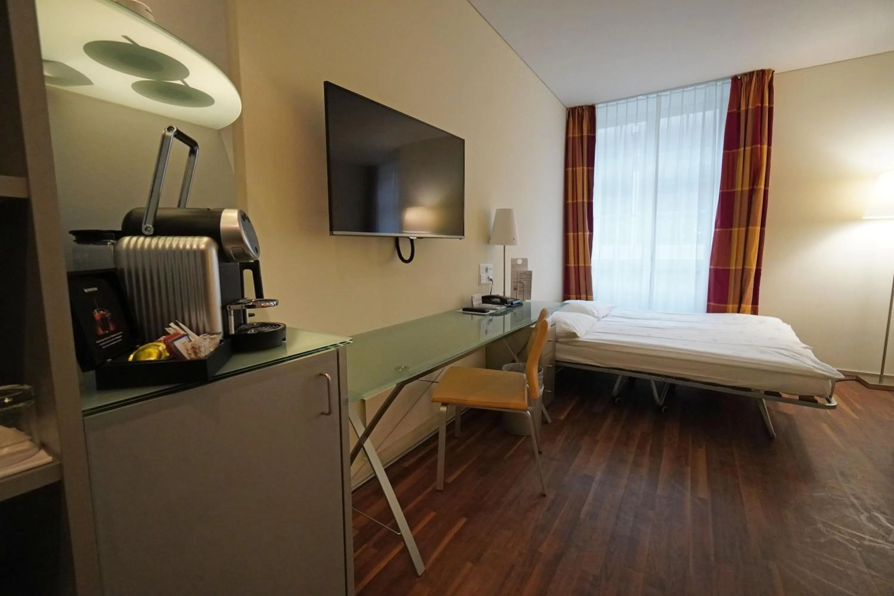 Photo of the whole room, Bed in Hotel Glockenhof Zürich