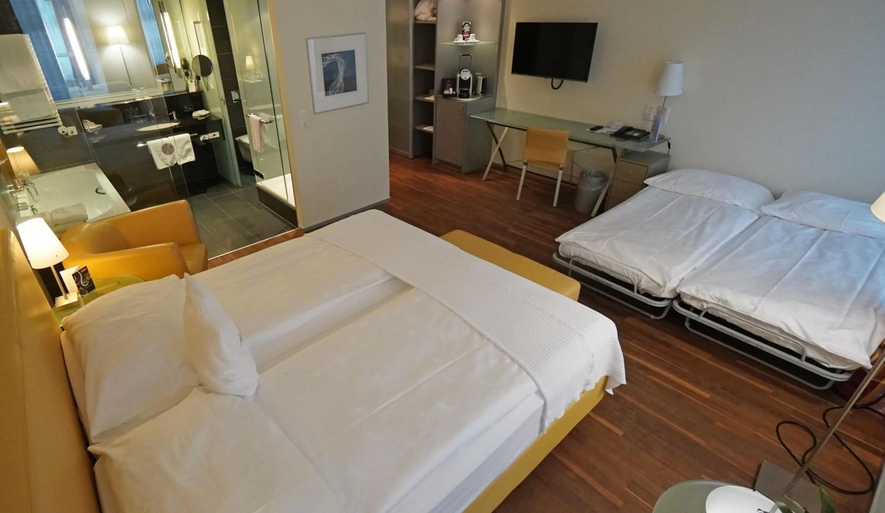 Photo of the whole room, Bed in Hotel Glockenhof Zürich