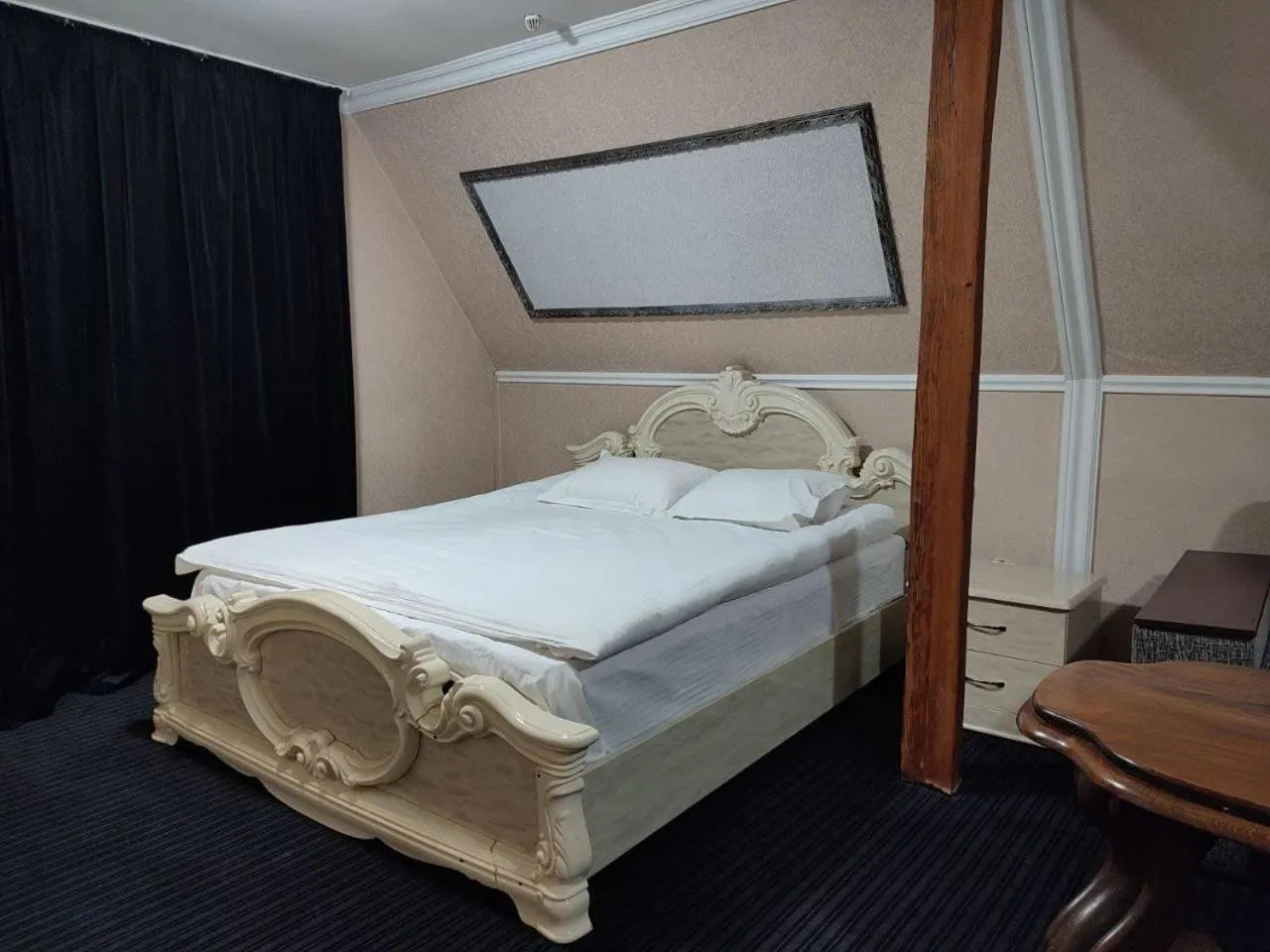 Bed in Leoton Chernivtsi