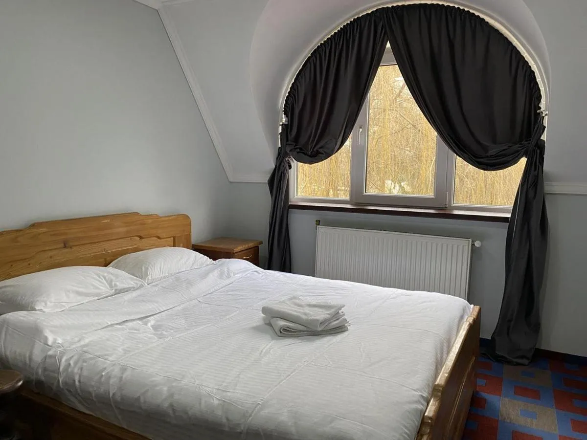 Bed in Leoton Chernivtsi