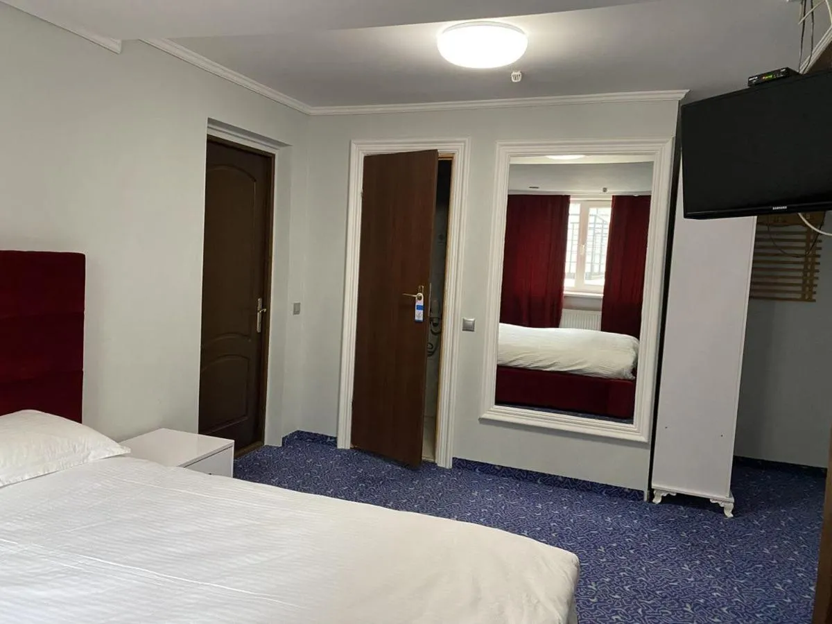 Photo of the whole room, Bed in Leoton Chernivtsi