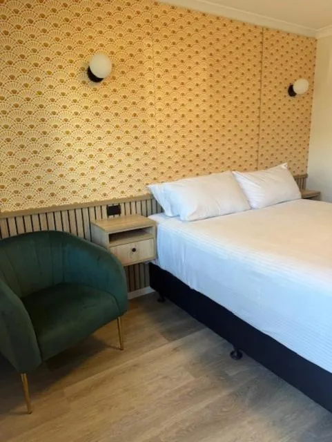 Bedroom, Bed in The Queens Gladstone