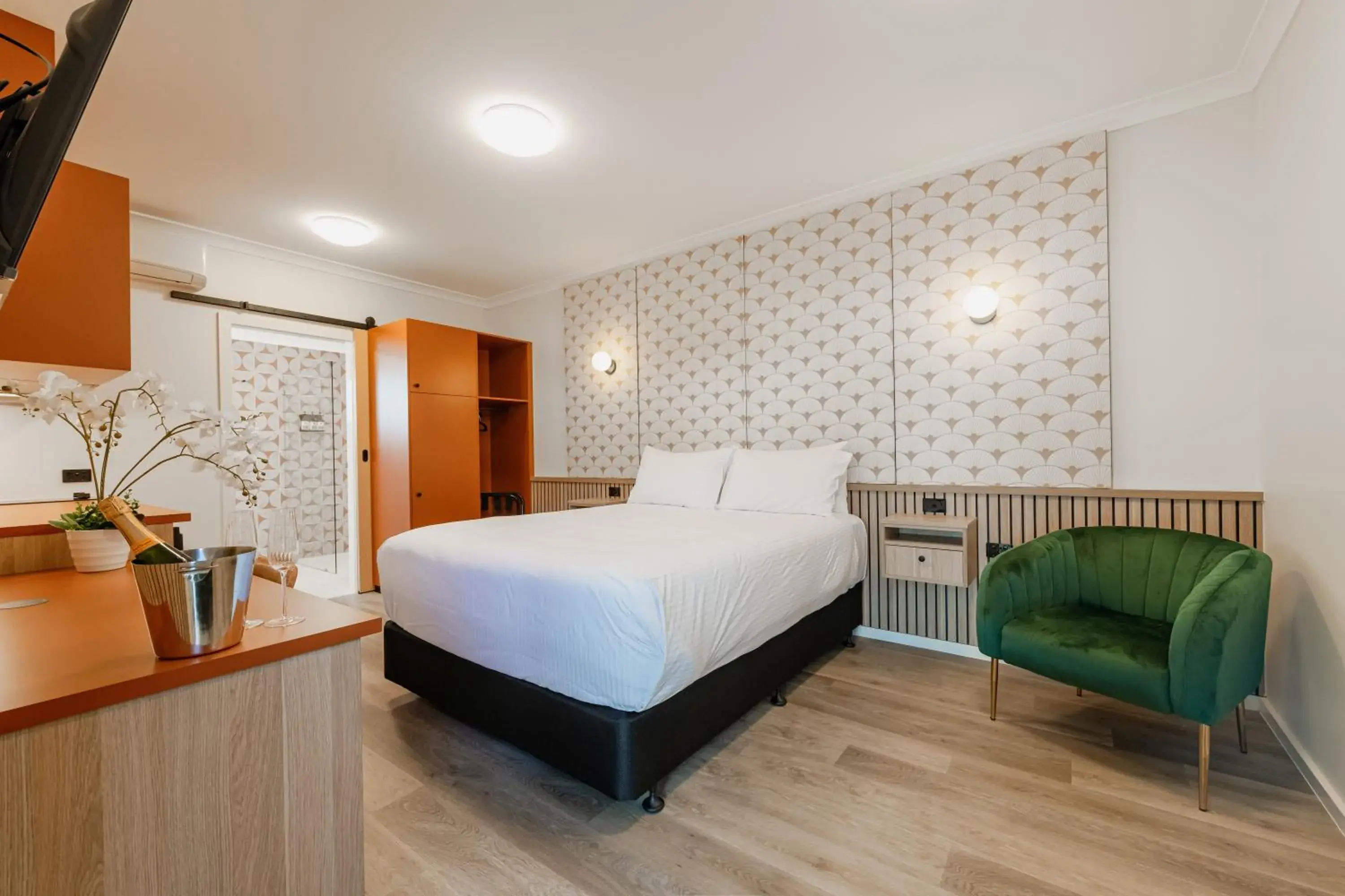 Photo of the whole room, Bed in The Queens Gladstone Photo of the whole room, Bed in The Queens Gladstone