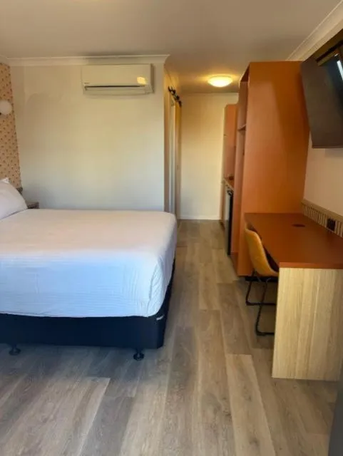 Photo of the whole room, Bed in The Queens Gladstone