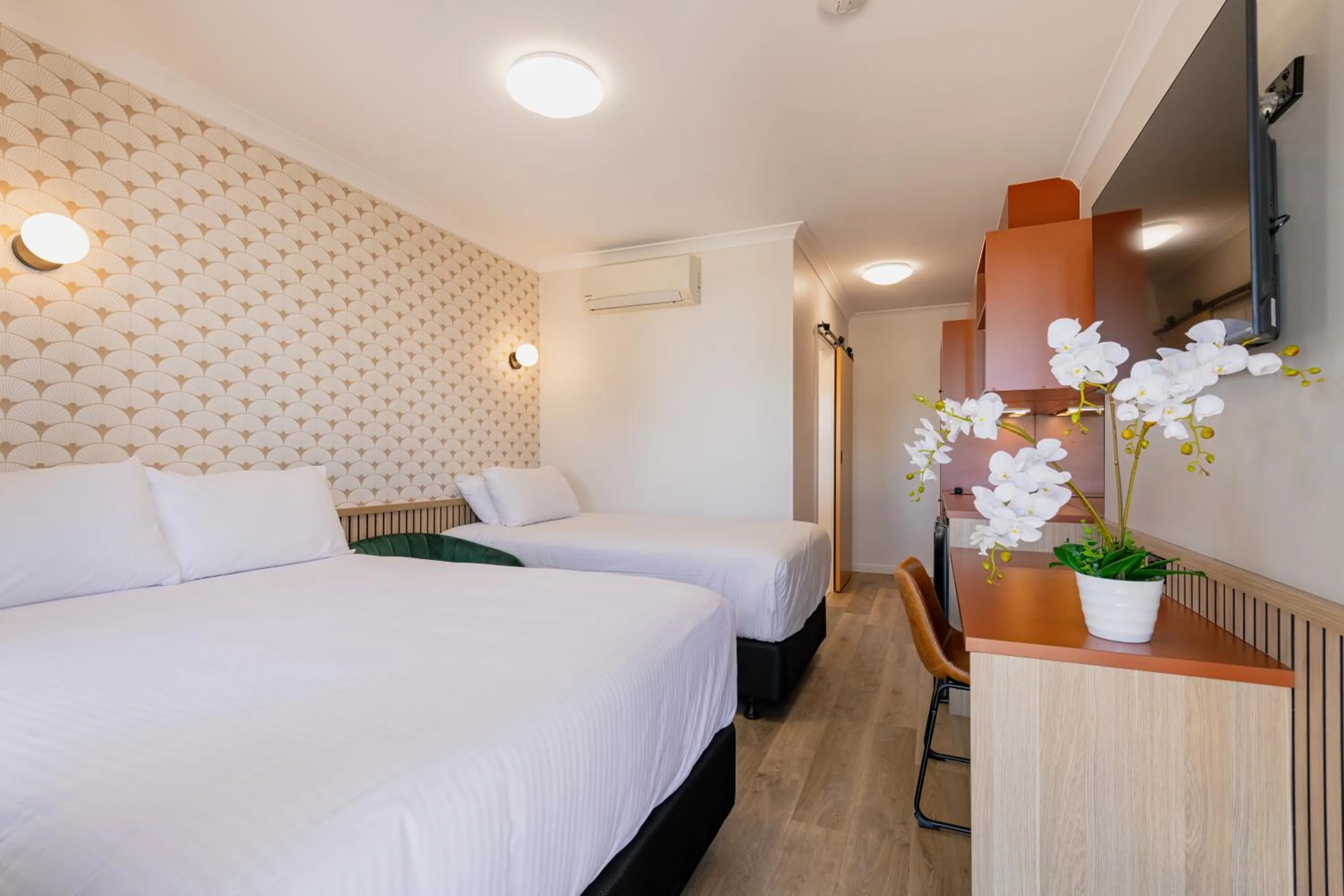 Bedroom, Bed in The Queens Gladstone