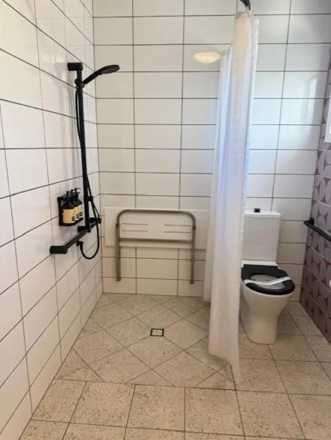 Bathroom in The Queens Gladstone