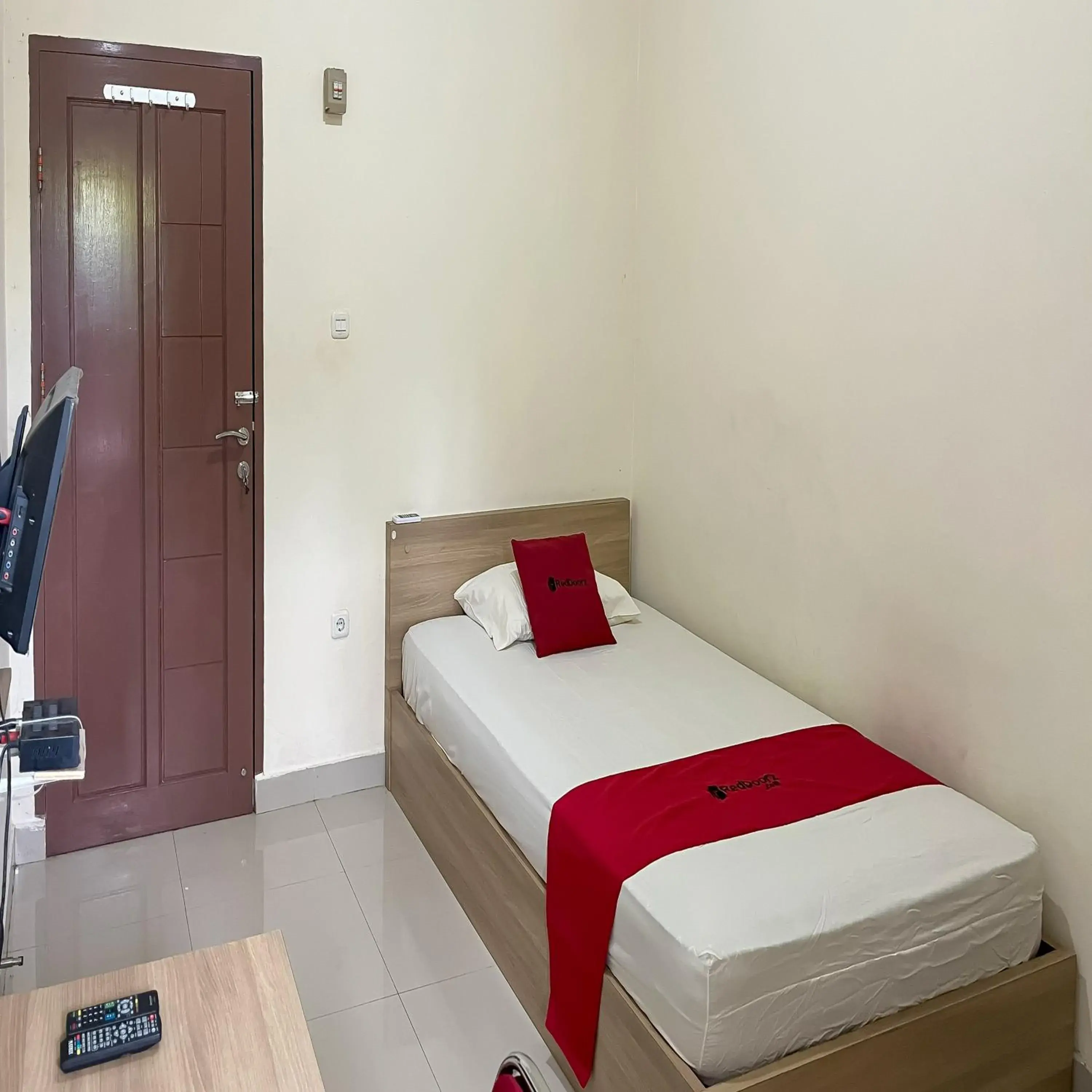 Single Room in Reddoorz Syariah at Pondok Bintang Jalan Biring Romang Makassar Single Room in Reddoorz Syariah at Pondok Bintang Jalan Biring Romang Makassar