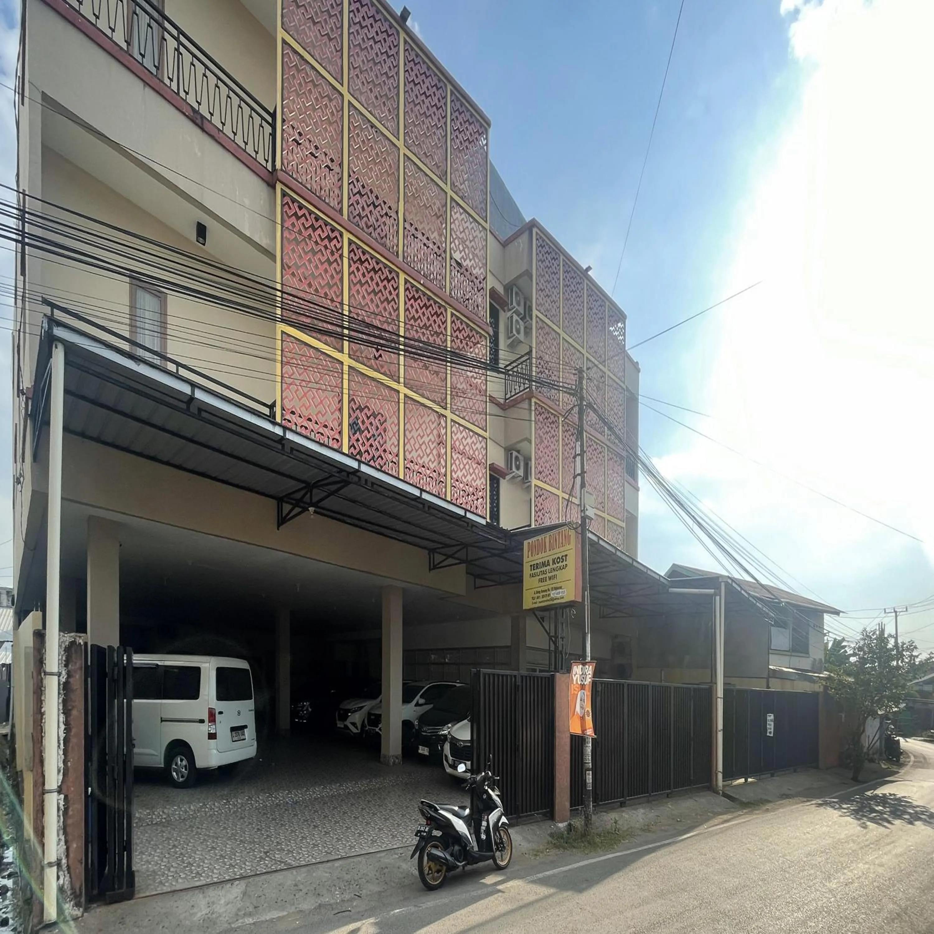Facade/entrance in Reddoorz Syariah at Pondok Bintang Jalan Biring Romang Makassar