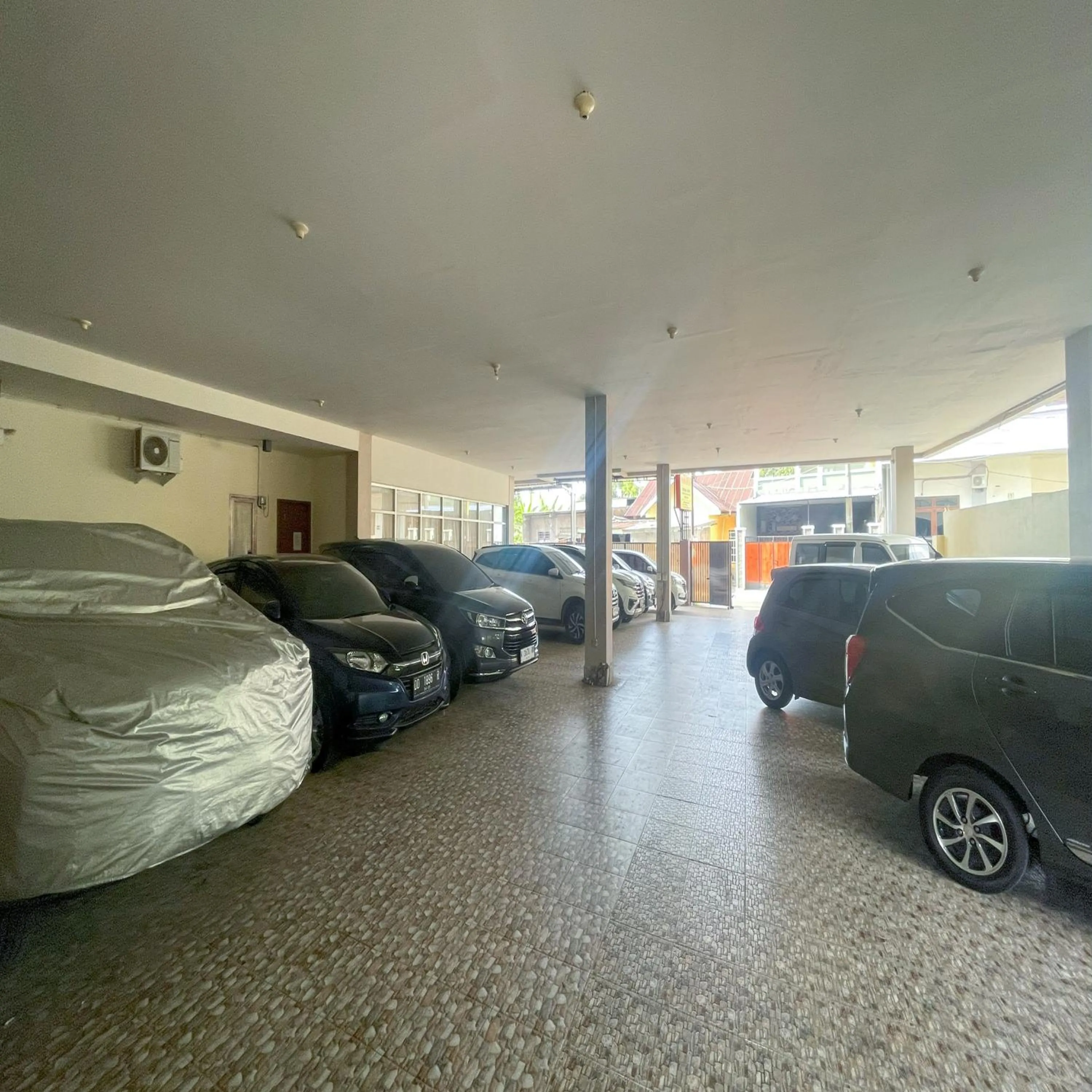 Parking in Reddoorz Syariah at Pondok Bintang Jalan Biring Romang Makassar