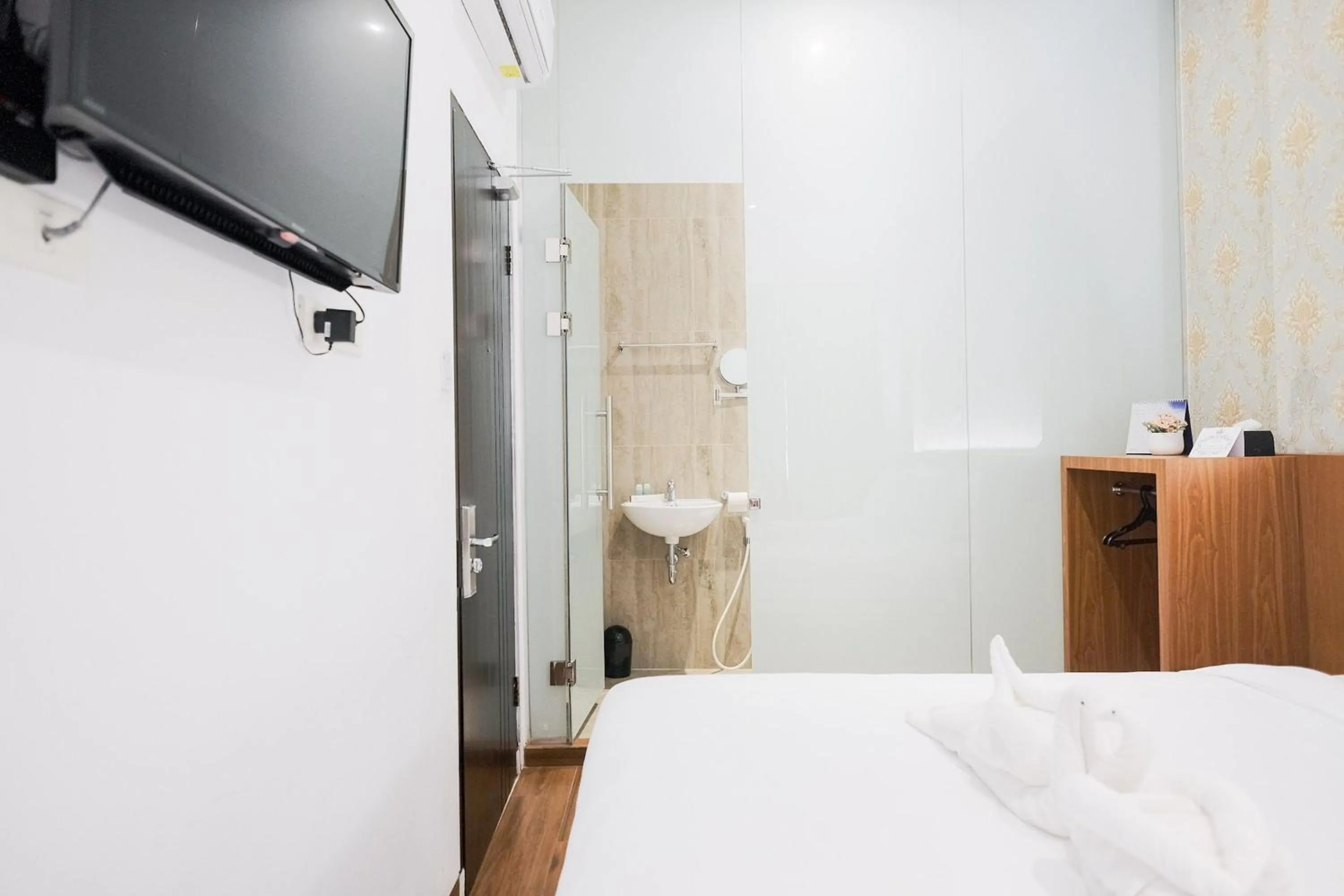 Bedroom, Bed in King's Palace Medan RedPartner