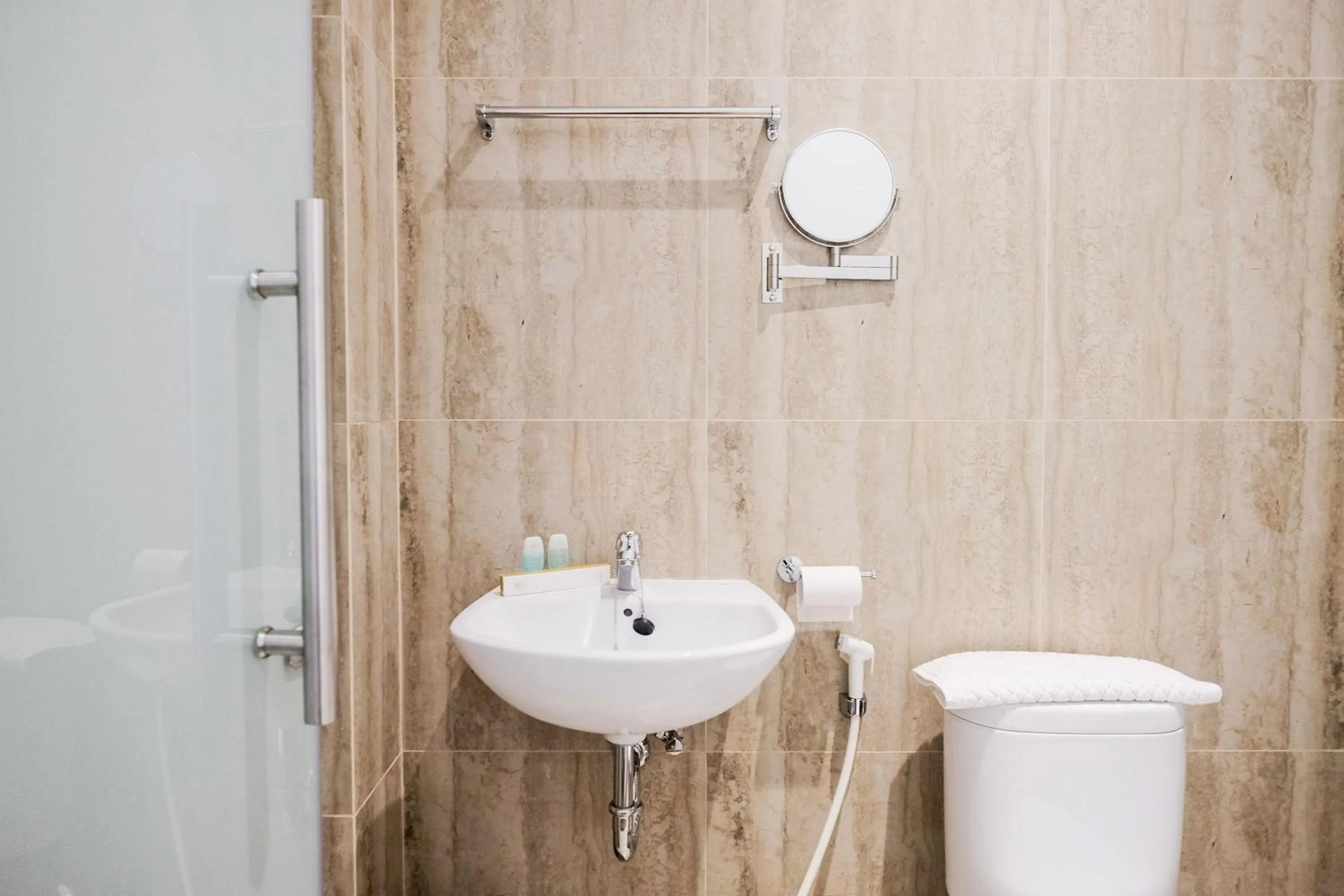 Bathroom in King's Palace Medan RedPartner