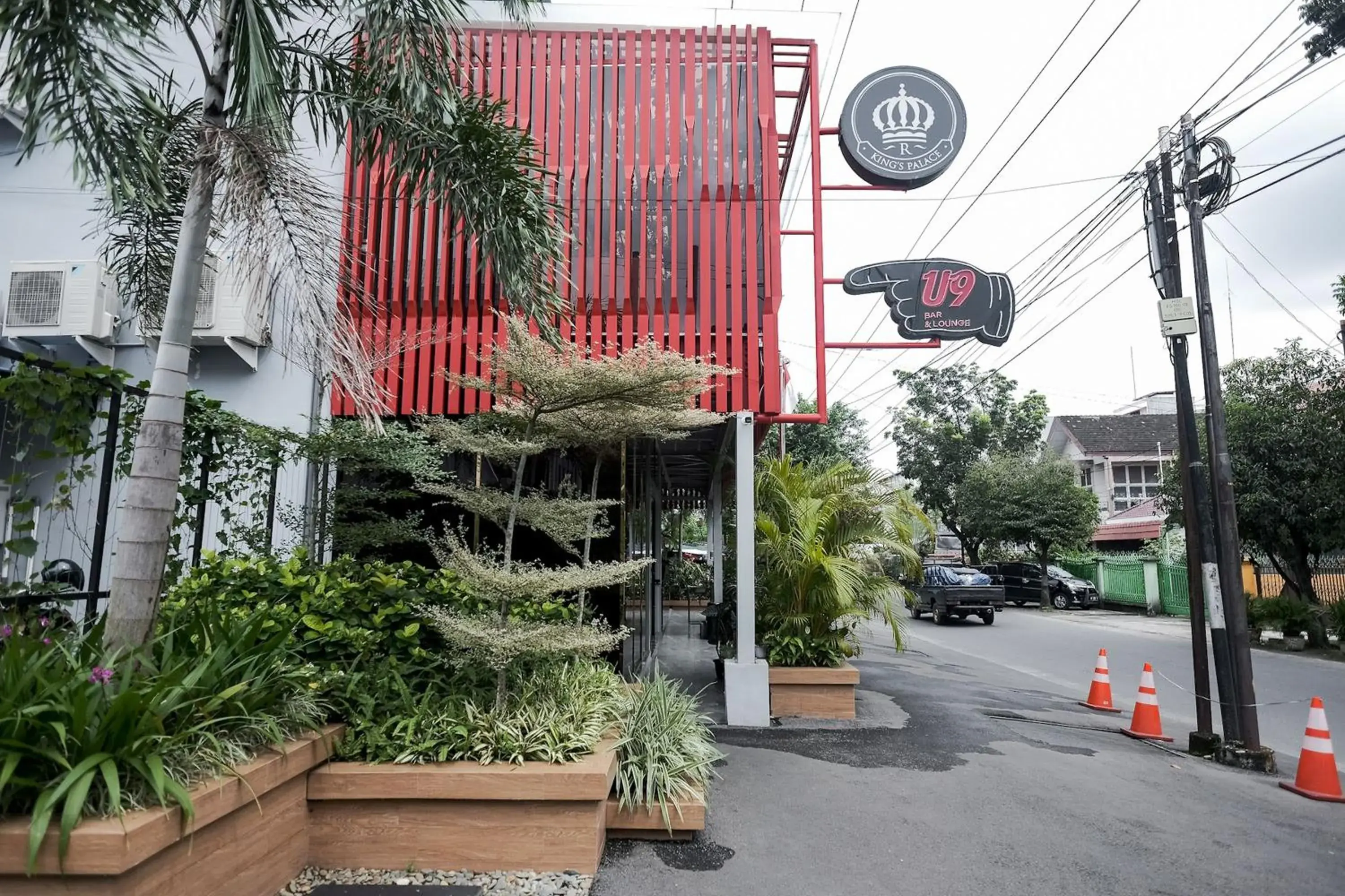 Facade/entrance in King's Palace Medan RedPartner Facade/entrance in King's Palace Medan RedPartner