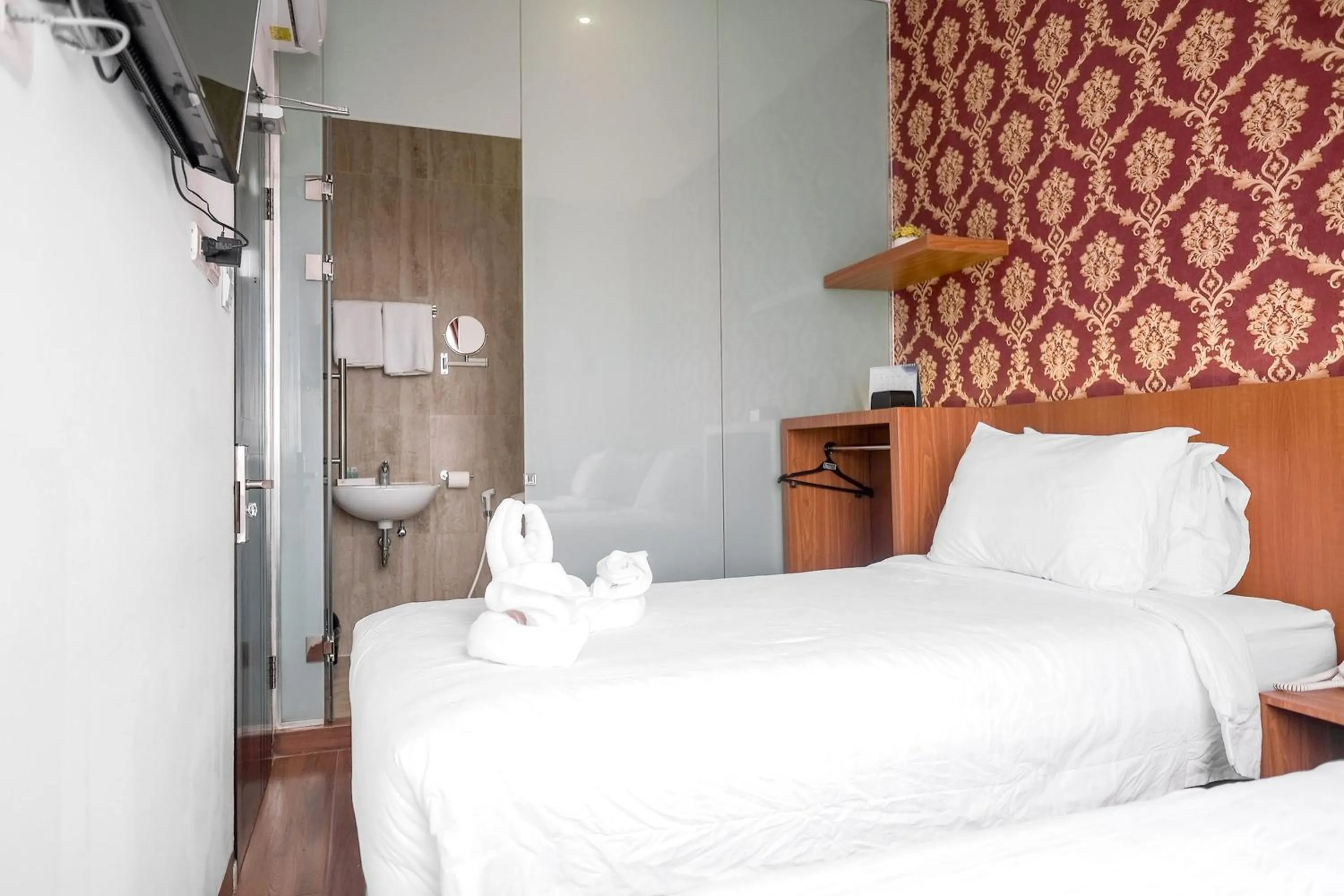 Bedroom, Bed in King's Palace Medan RedPartner