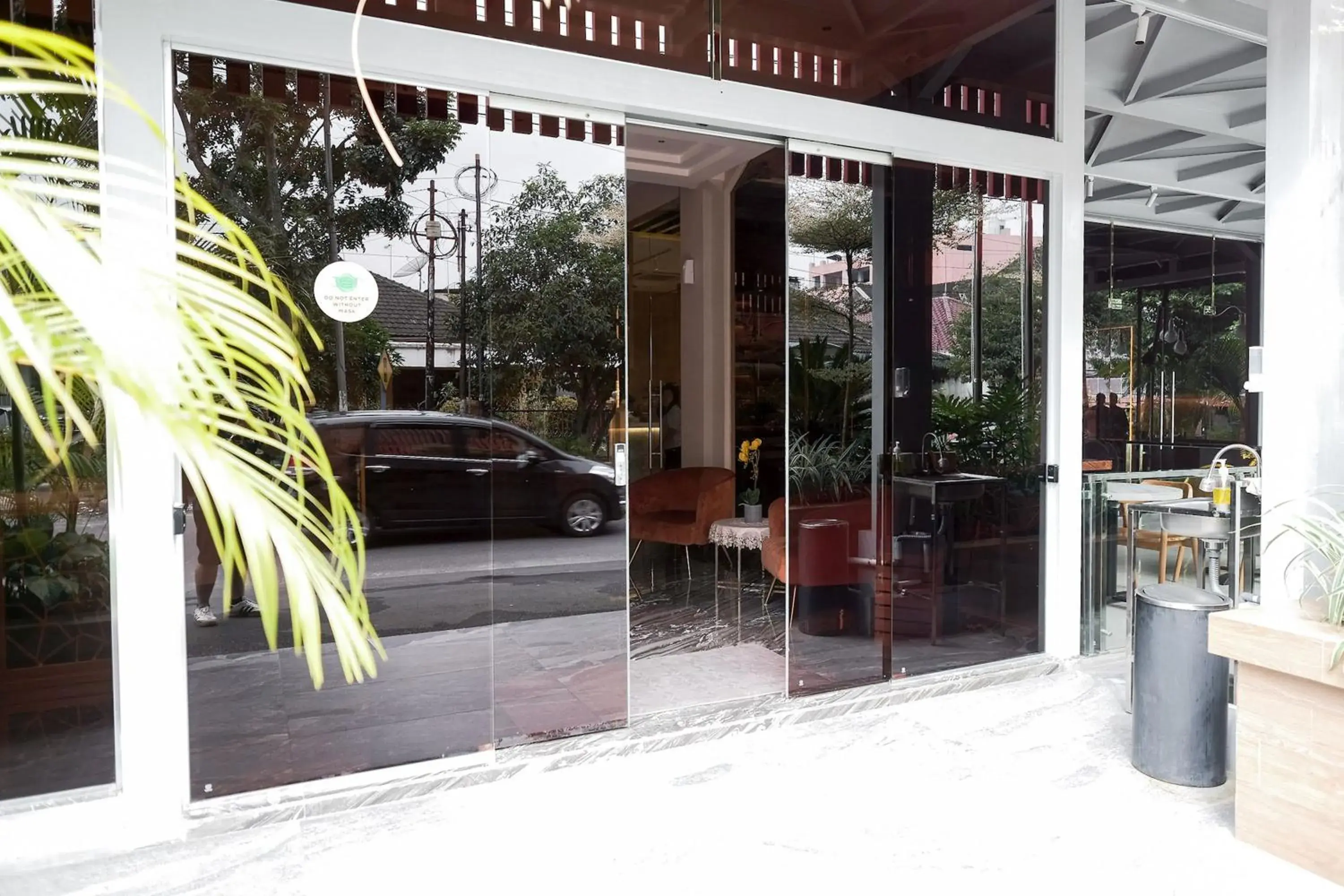 Facade/entrance in King's Palace Medan RedPartner Facade/entrance in King's Palace Medan RedPartner