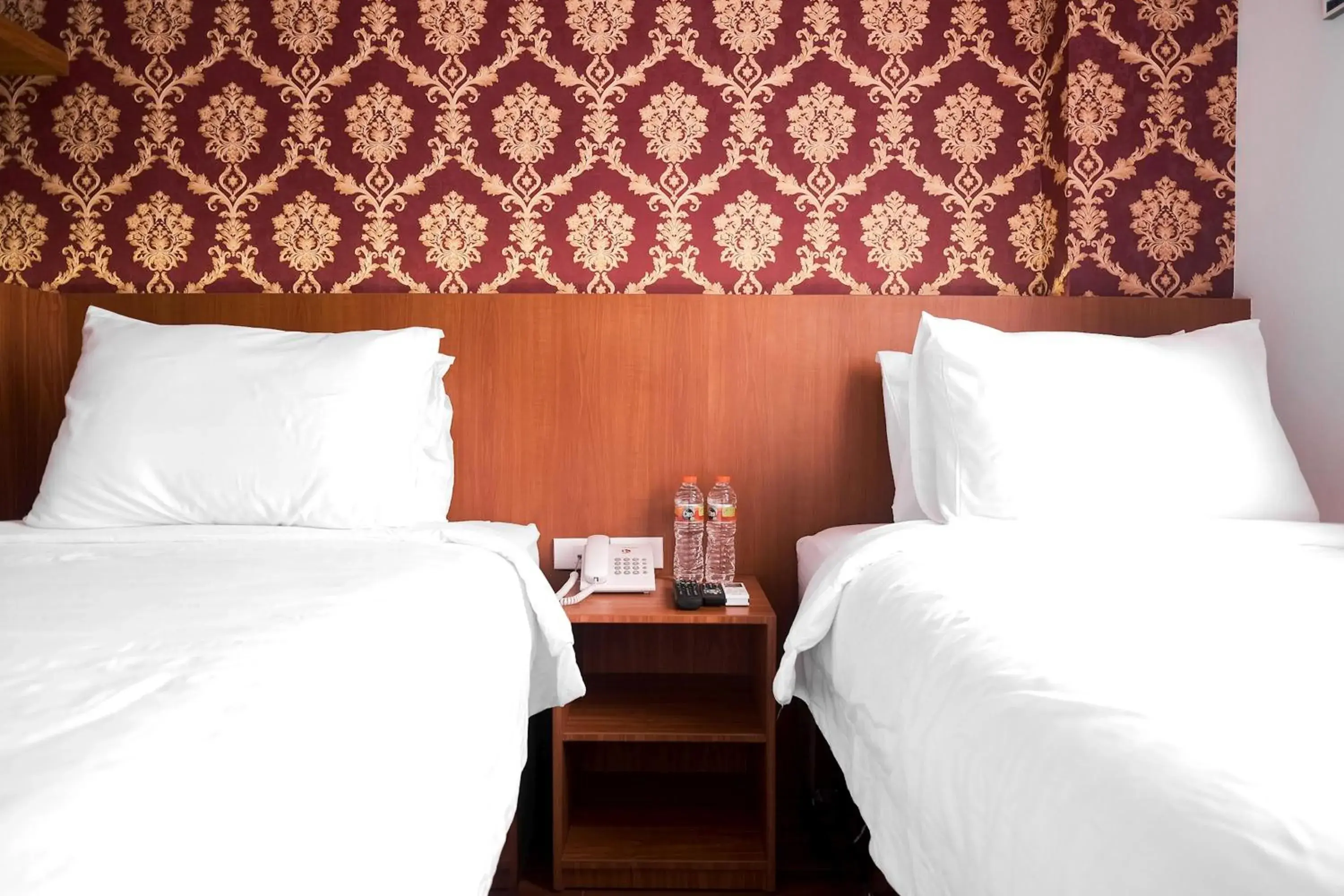 Standard Twin Room in King's Palace Medan RedPartner Standard Twin Room in King's Palace Medan RedPartner