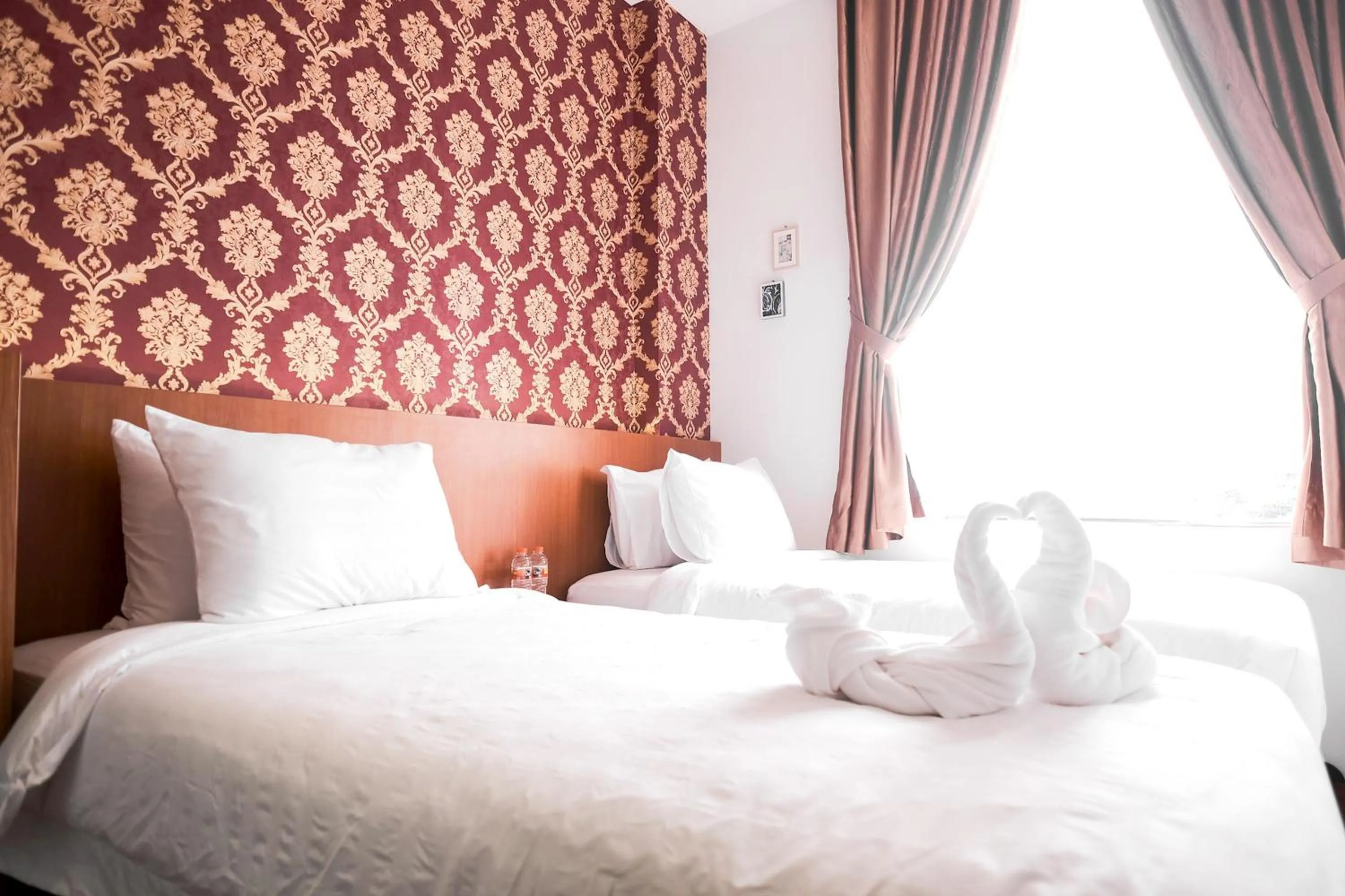 Bedroom, Bed in King's Palace Medan RedPartner