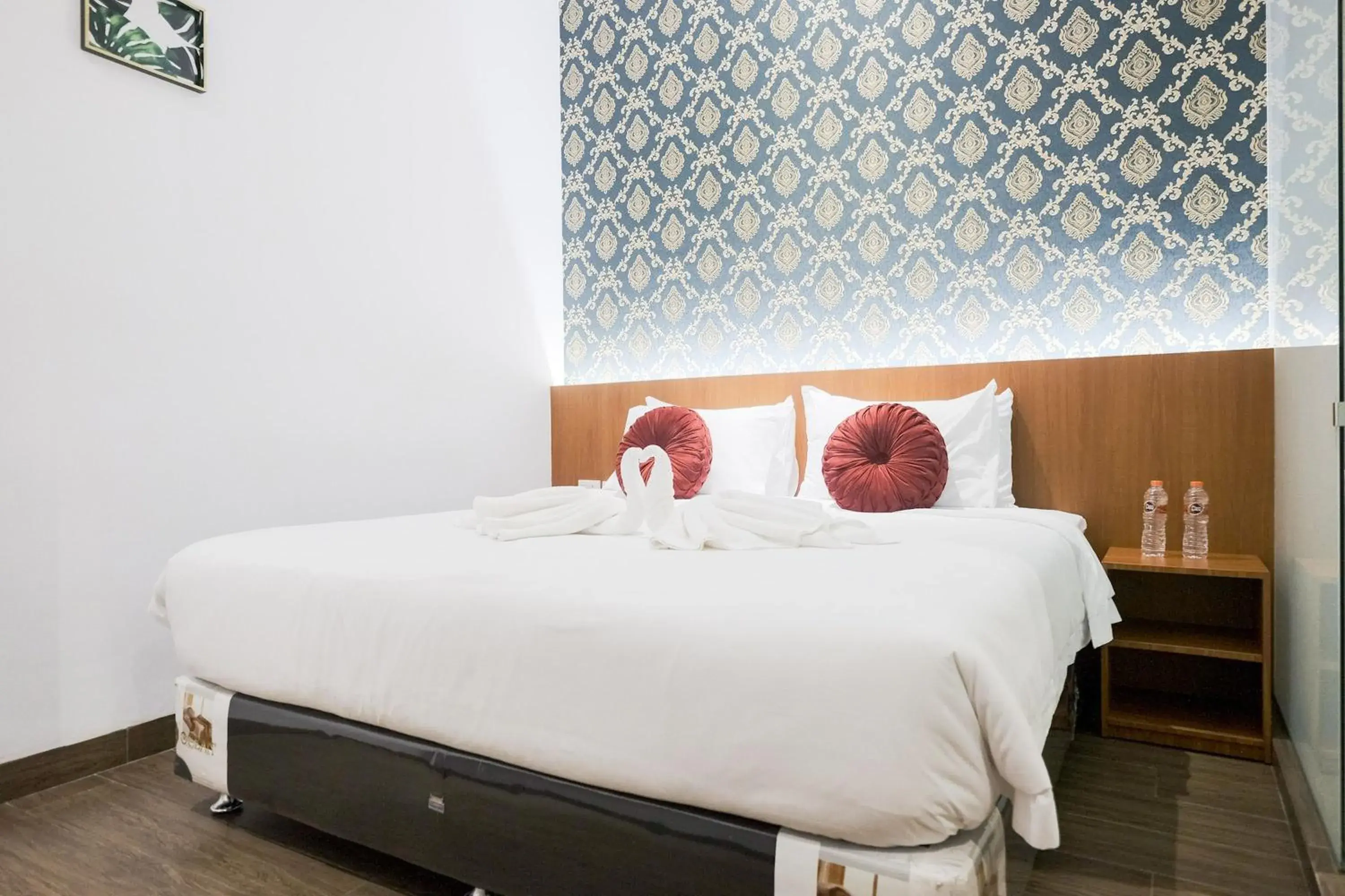 Bedroom, Bed in King's Palace Medan RedPartner Bedroom, Bed in King's Palace Medan RedPartner