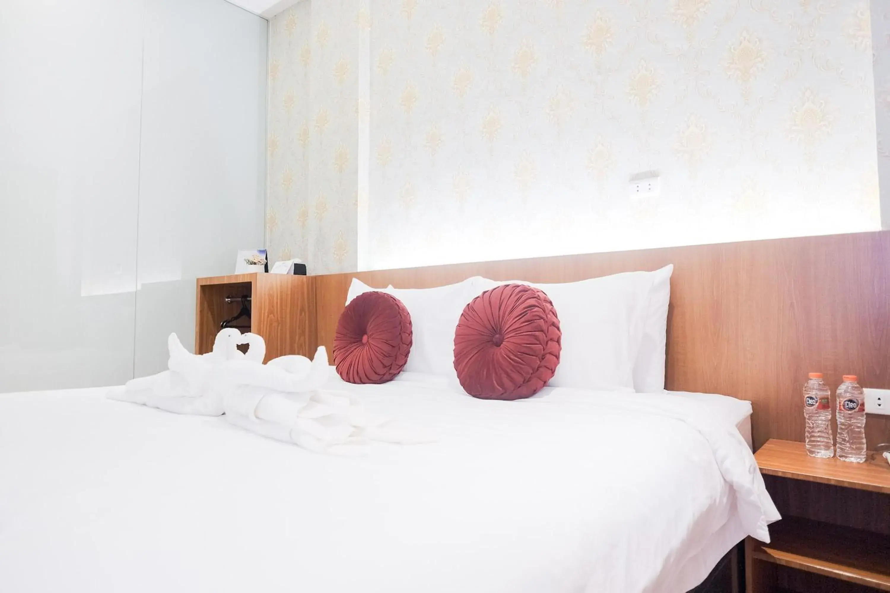 Bedroom, Bed in King's Palace Medan RedPartner Bedroom, Bed in King's Palace Medan RedPartner