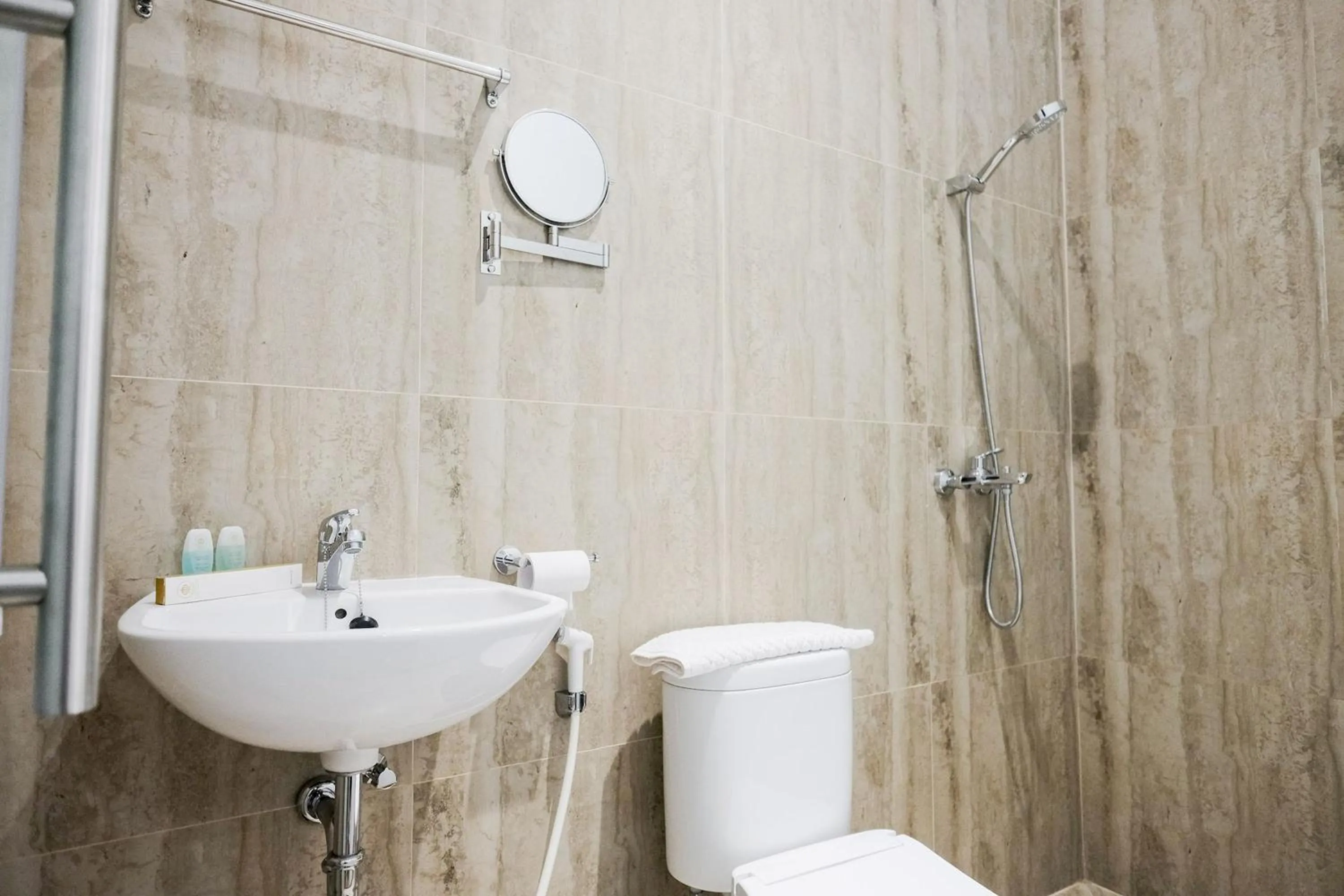 Bathroom in King's Palace Medan RedPartner