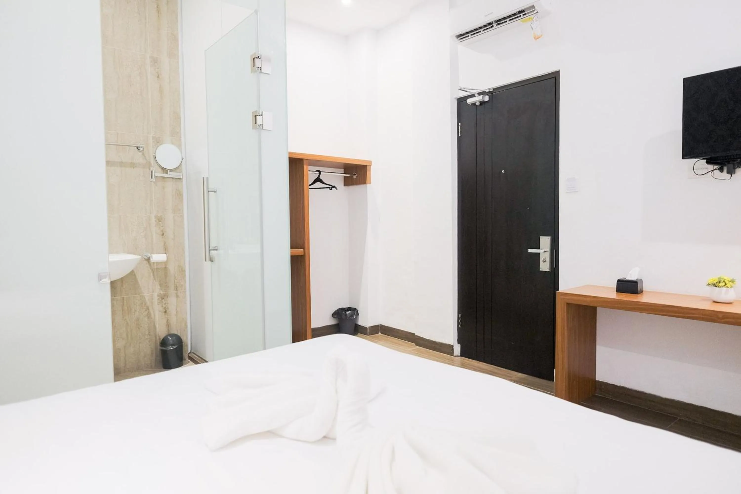 Bedroom, Bed in King's Palace Medan RedPartner