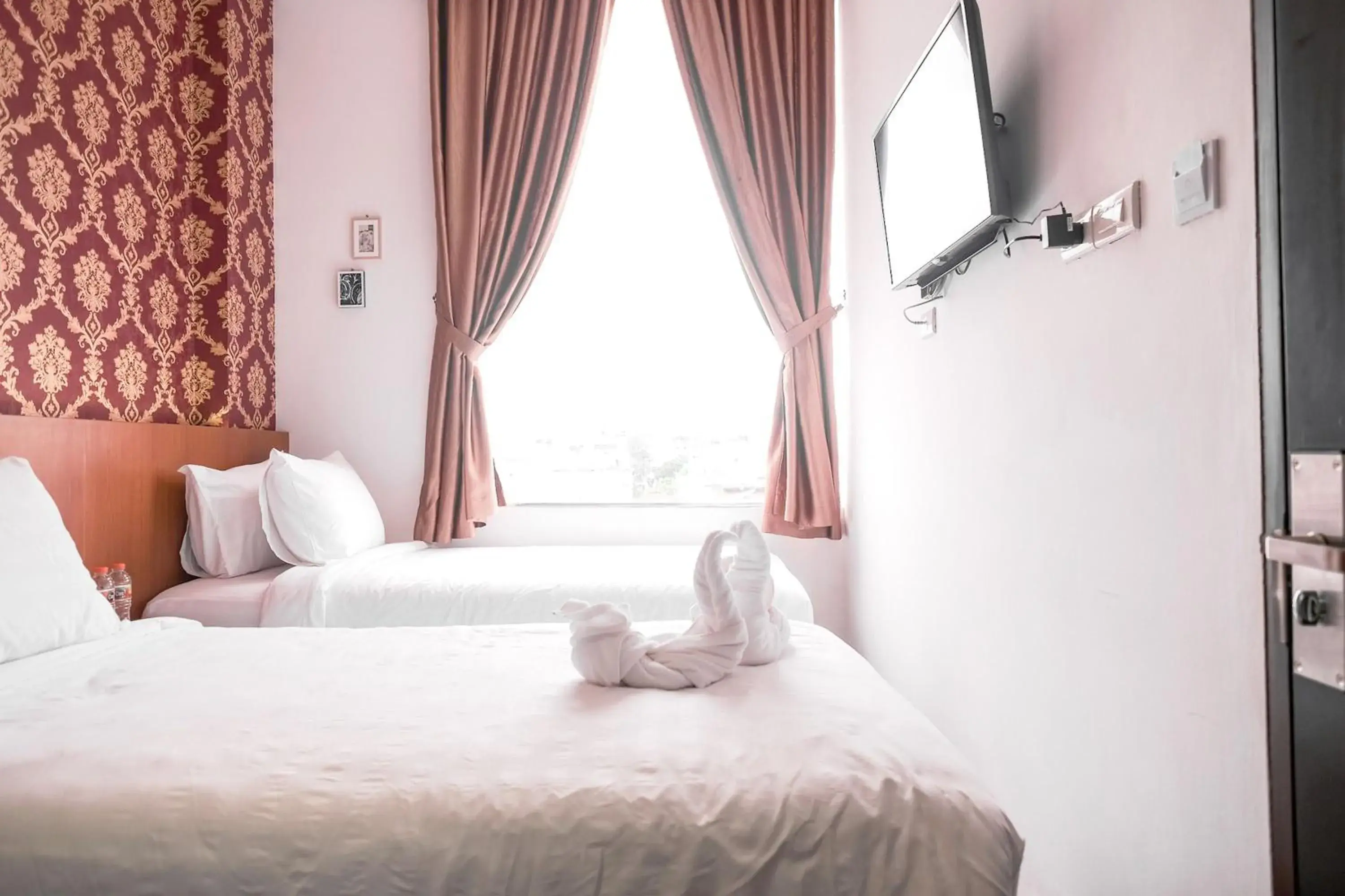 Bedroom, Bed in King's Palace Medan RedPartner Bedroom, Bed in King's Palace Medan RedPartner