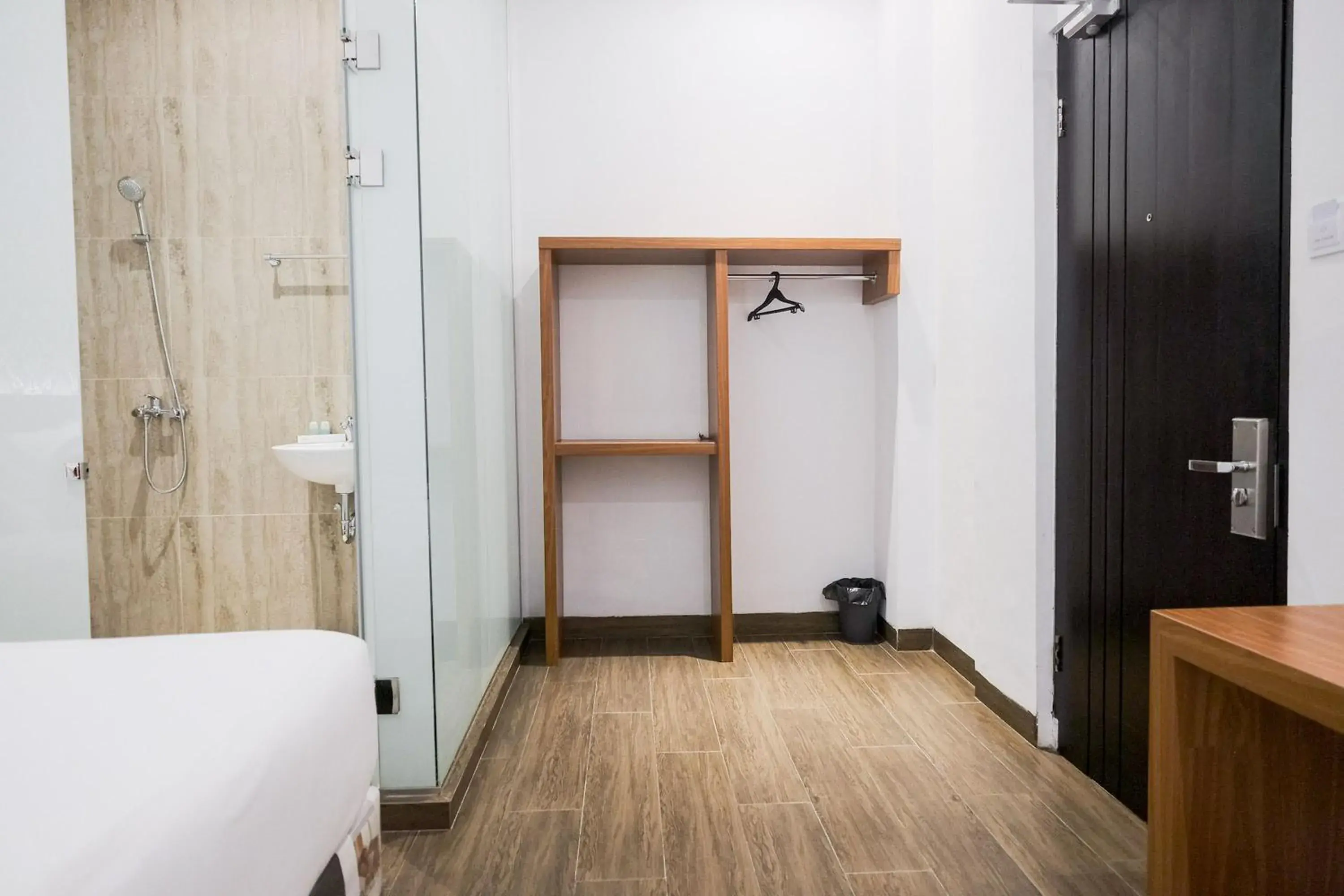 Bedroom, Bed in King's Palace Medan RedPartner Bedroom, Bed in King's Palace Medan RedPartner