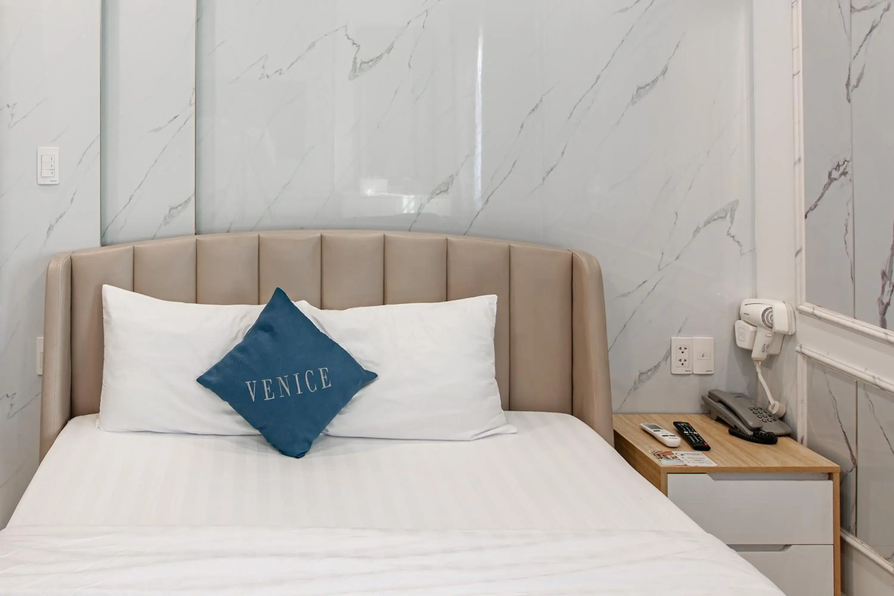 Bed in Venice 1 Hotel Bed in Venice 1 Hotel