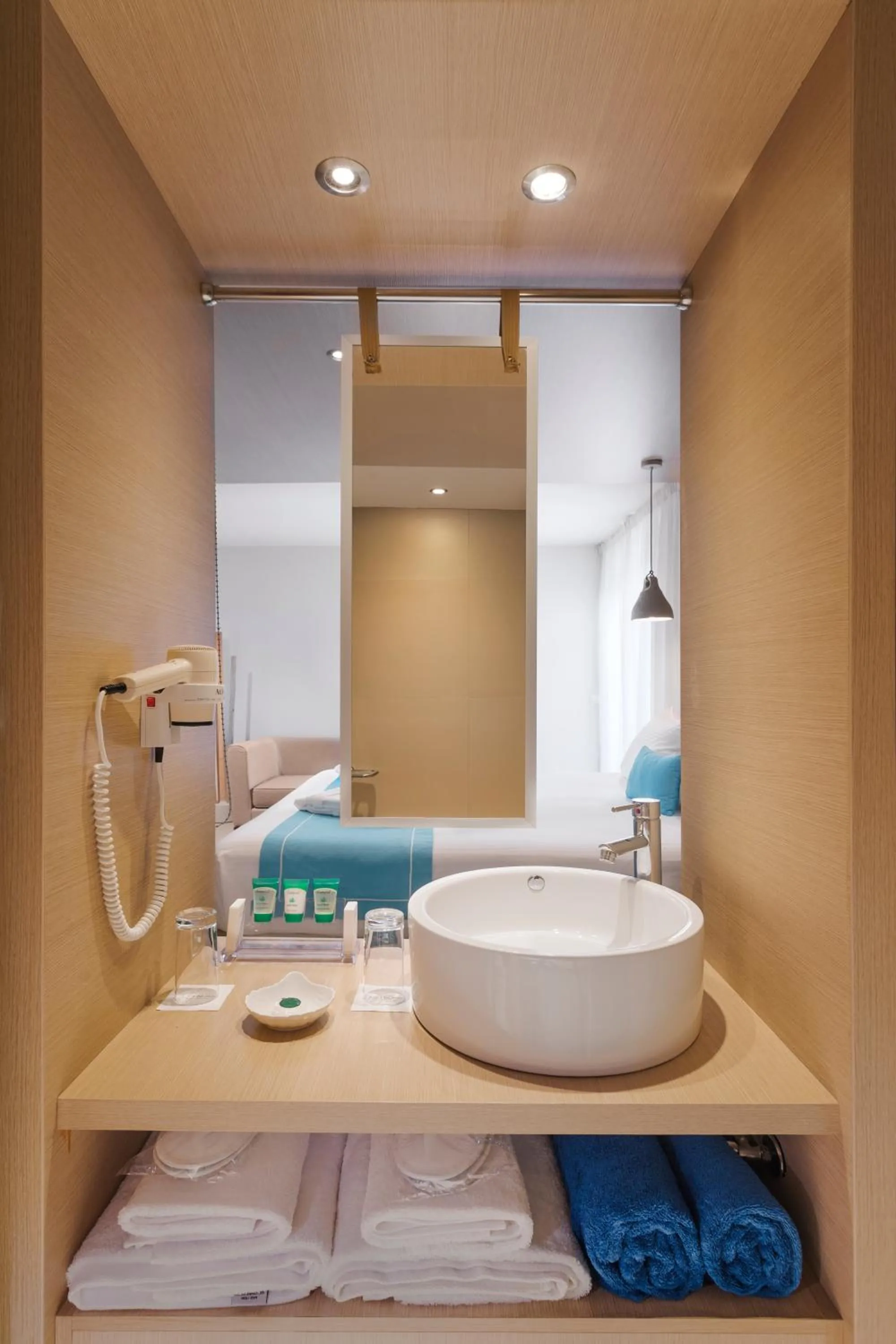 Bathroom, Bed in The Island Hotel - Adults Only -