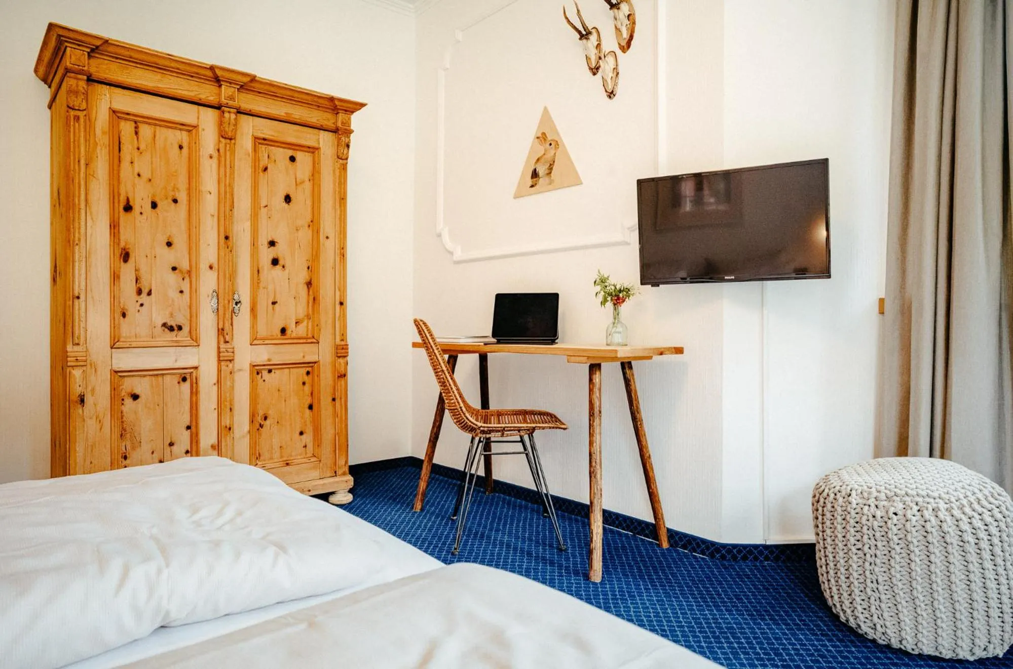 Seating area, Bed in Alpenrose Bayrischzell Hotel