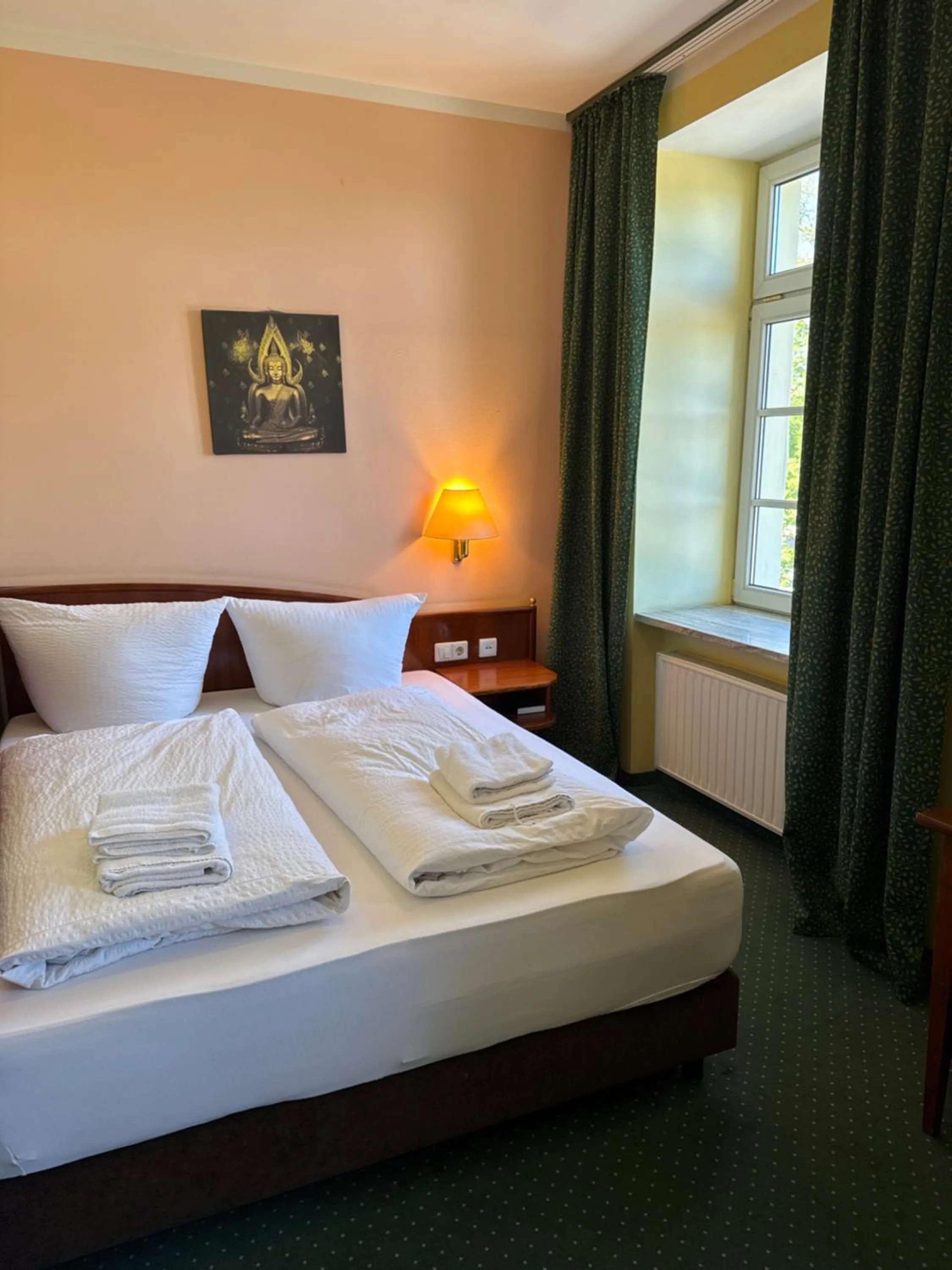 Photo of the whole room, Bed in Hotel am Schloss - Frankfurt an der Oder