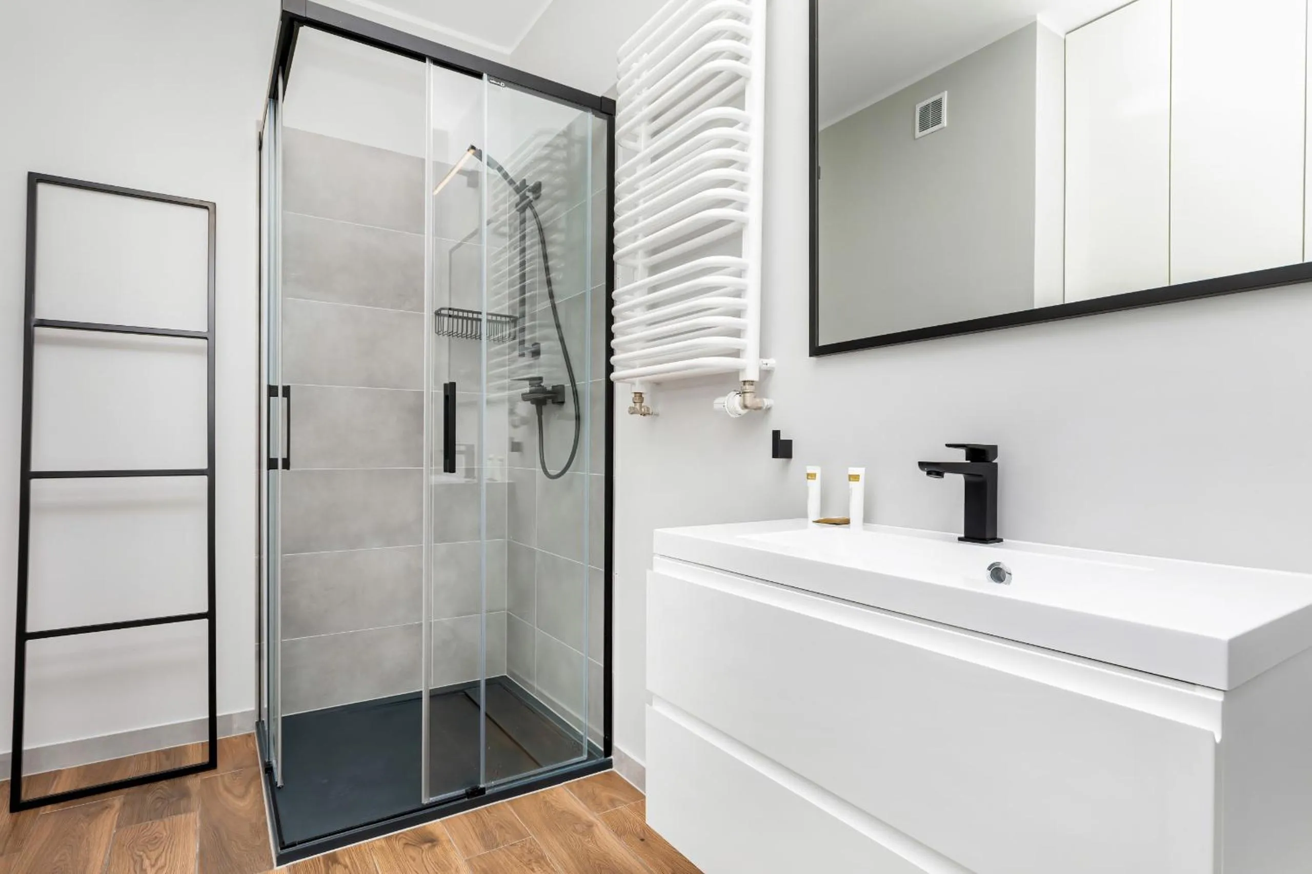 Bathroom in Modern City Center Apartments by Noclegi Renters