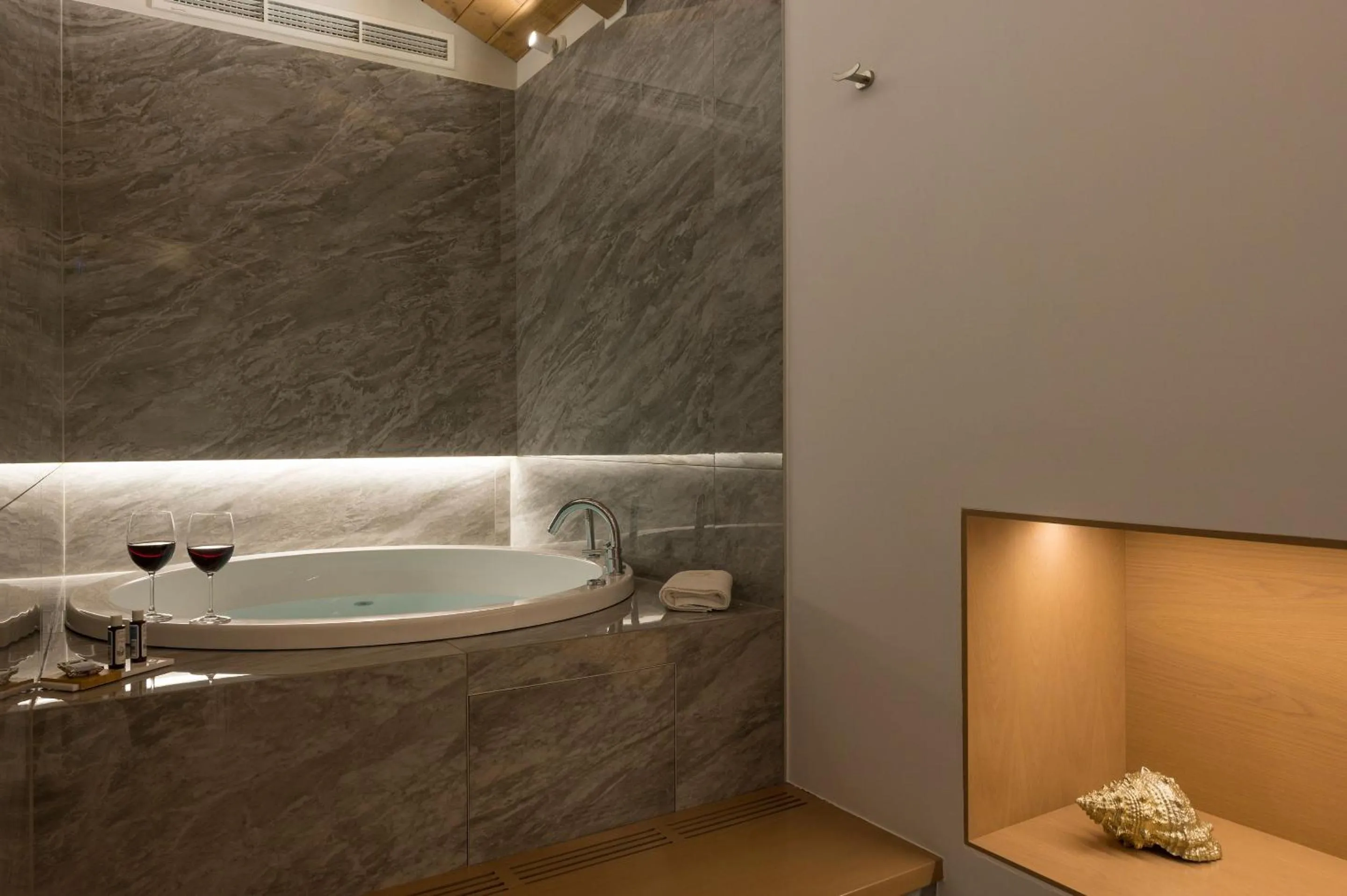 Bath in Mirabile Luxury Suites