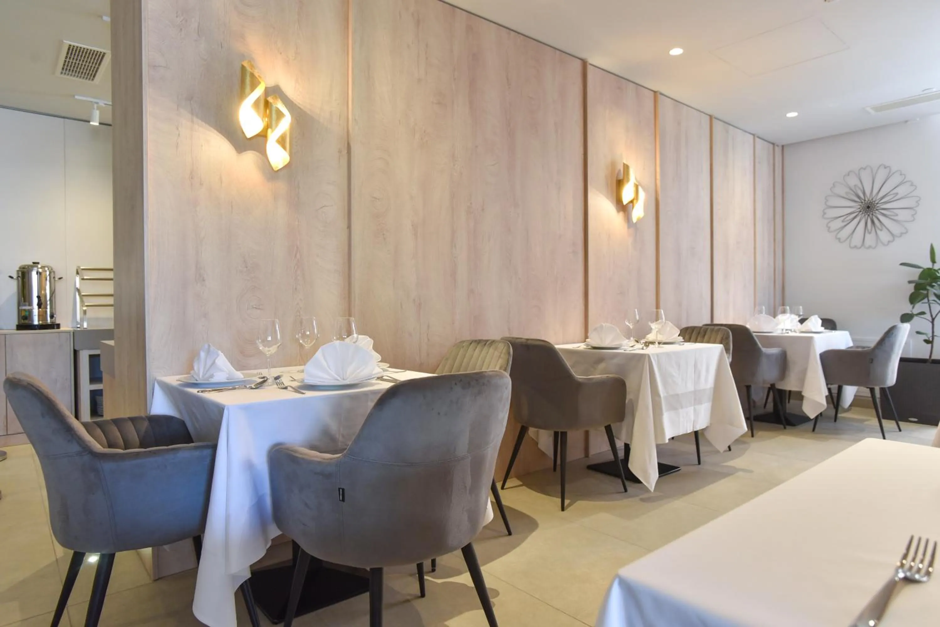 Restaurant/places to eat in Hotel La mer