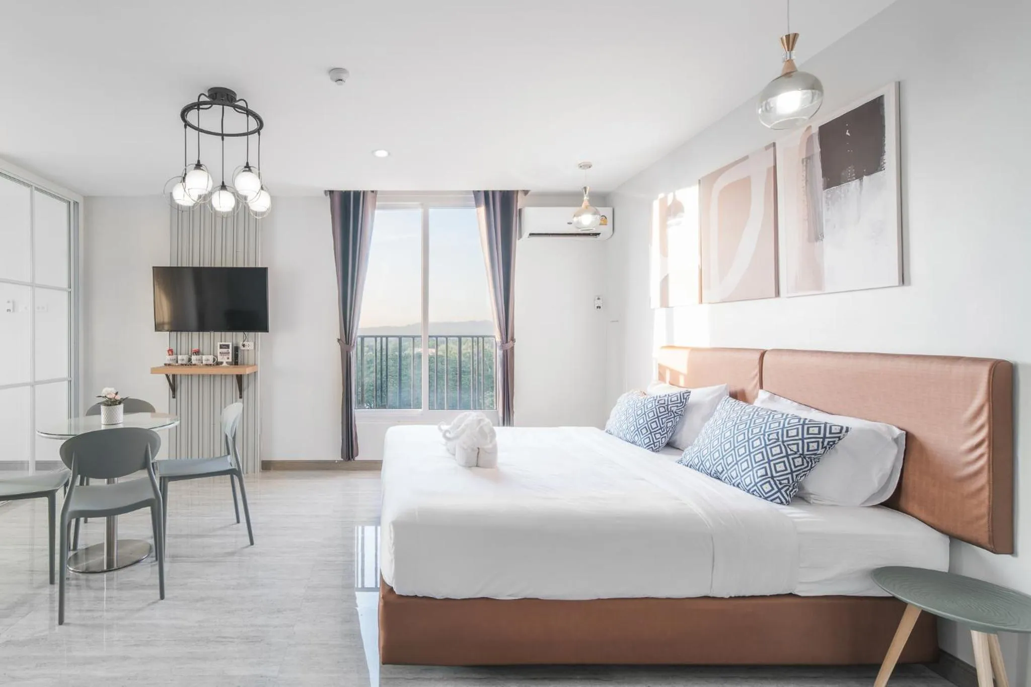 Bed in Tree Tara hotel