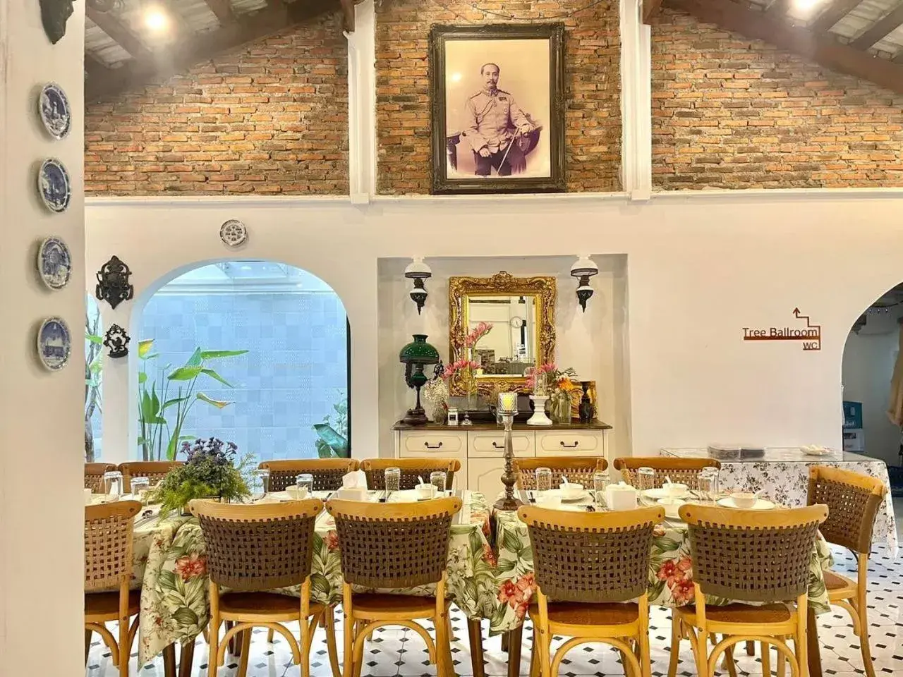 Restaurant/places to eat in Tree Tara hotel Restaurant/places to eat in Tree Tara hotel