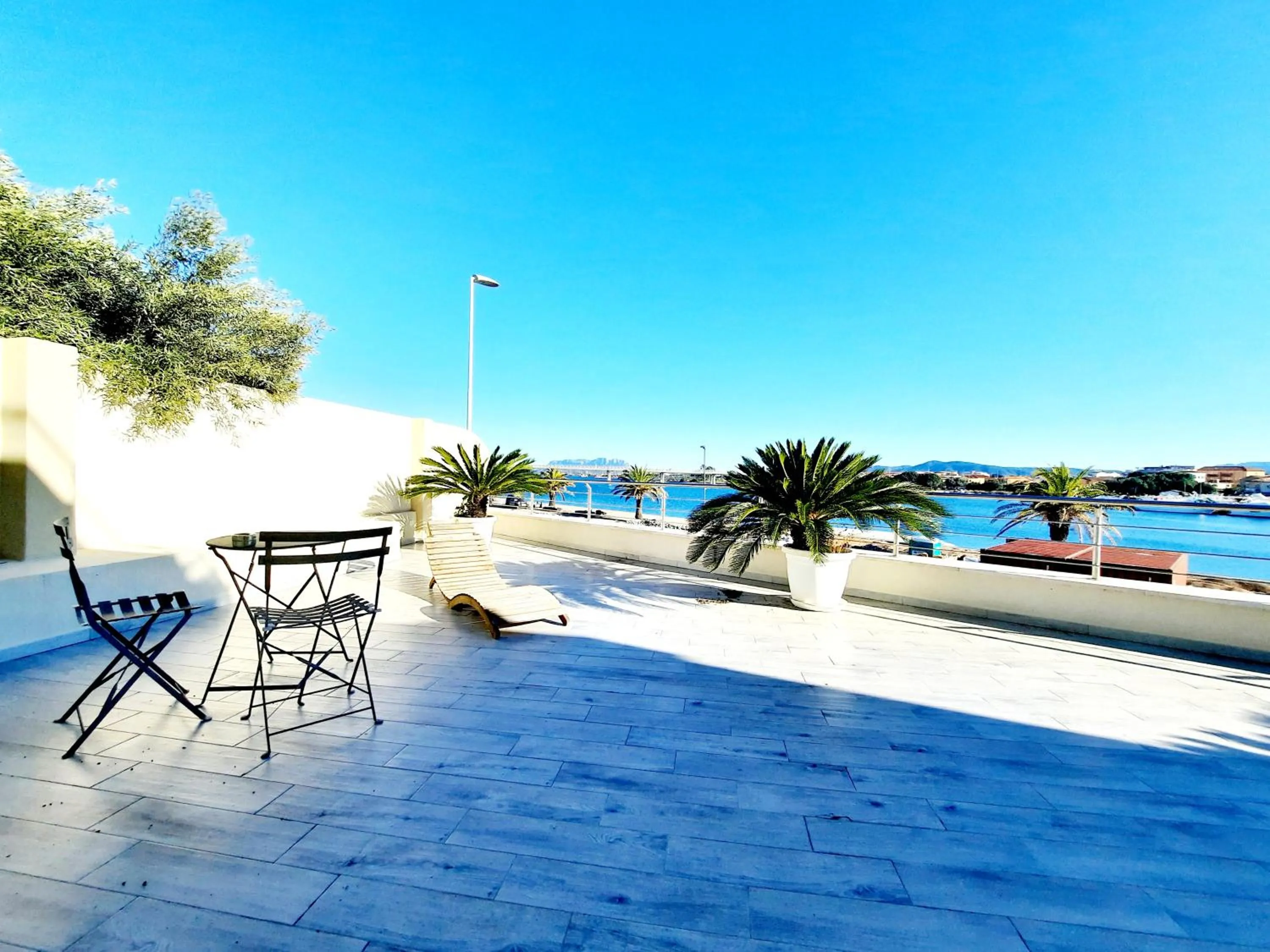 La Promenade Rooms & Suites