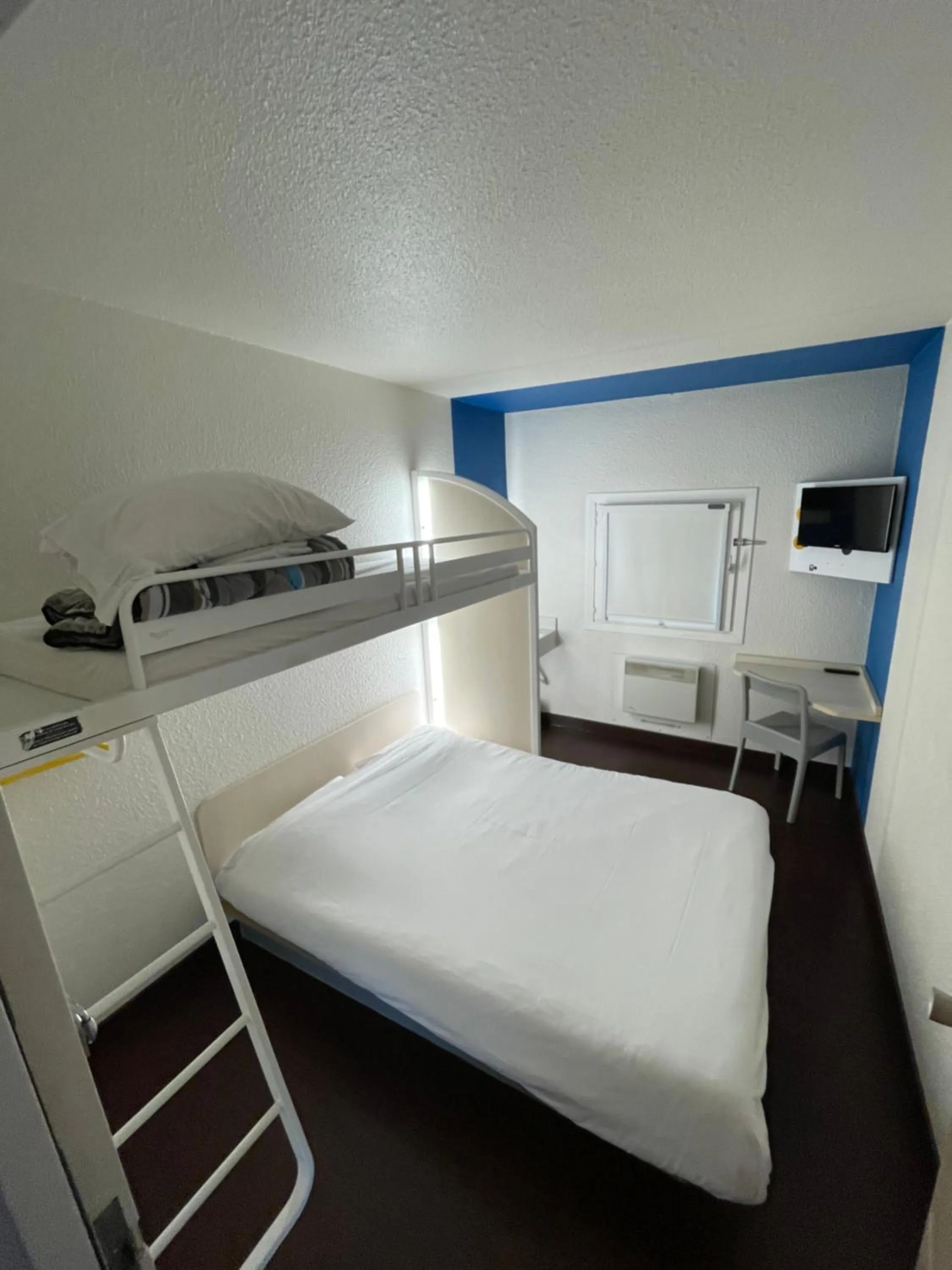 Bedroom, Bed in Unisotel GAP -" Ex HôtelF1"