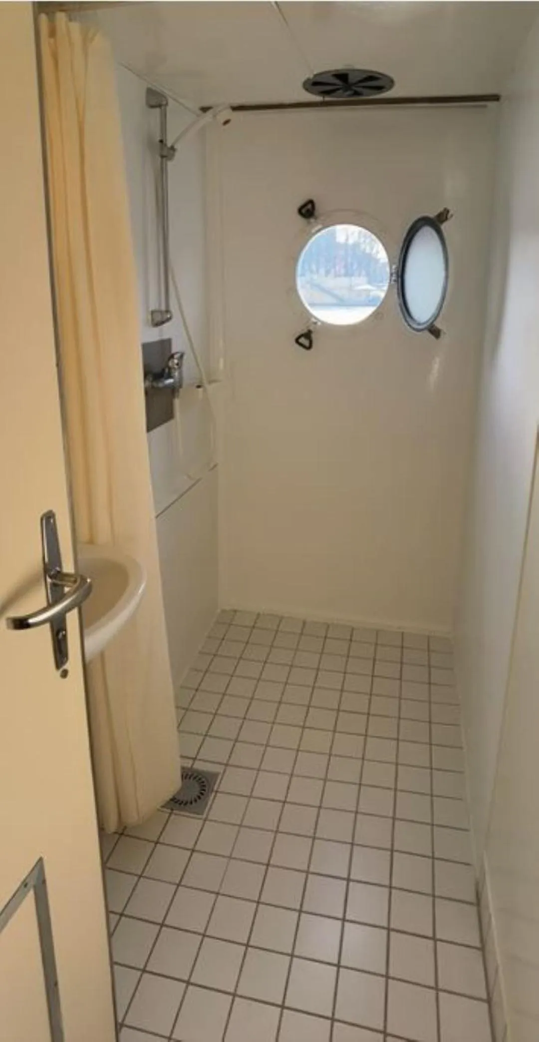 Shower in Shipotel-Berlin GmbH, Shipotel Eastern & Shipotel Western