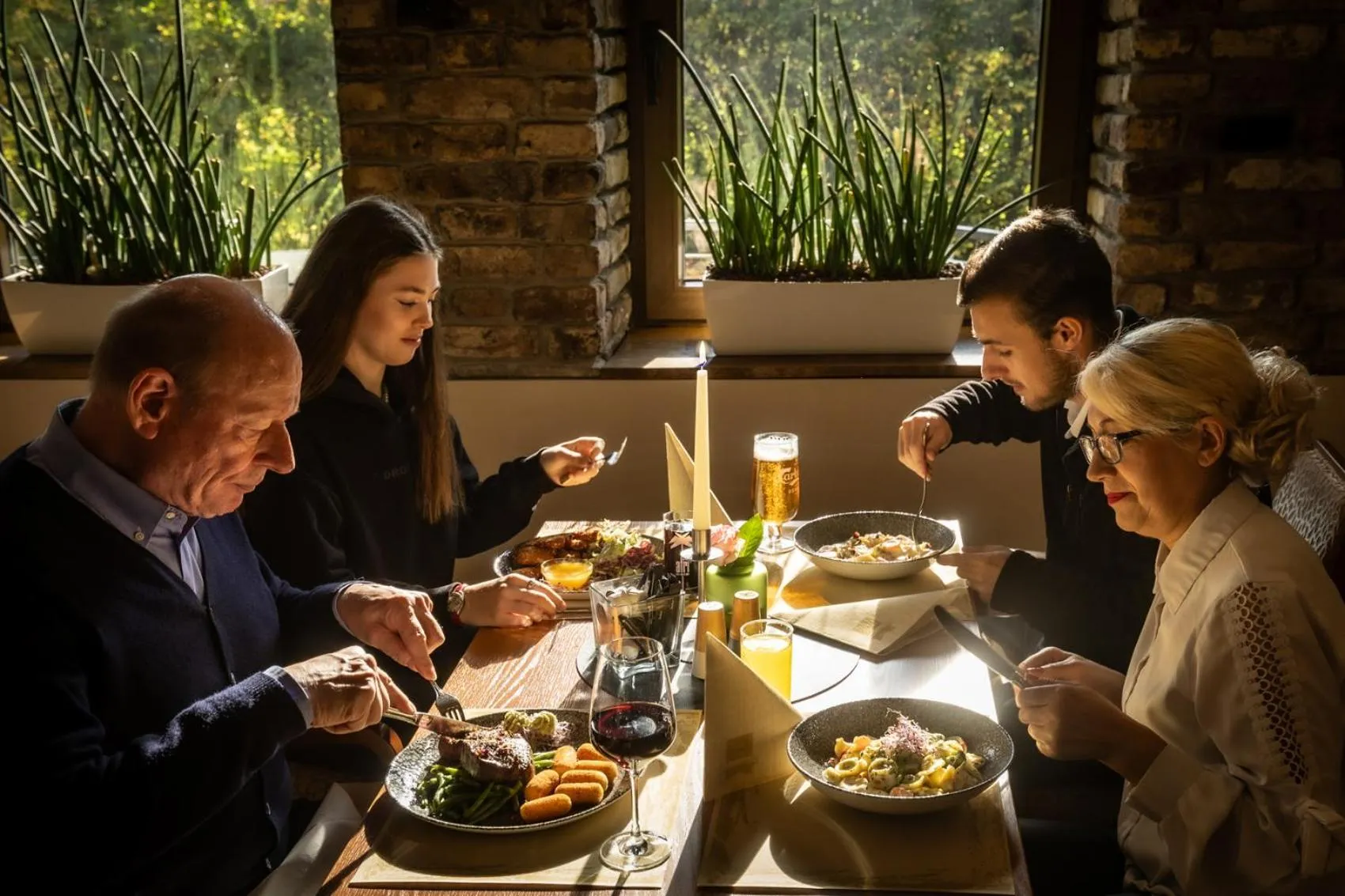 Restaurant/places to eat in Sport- und Tagungshotel De Poort