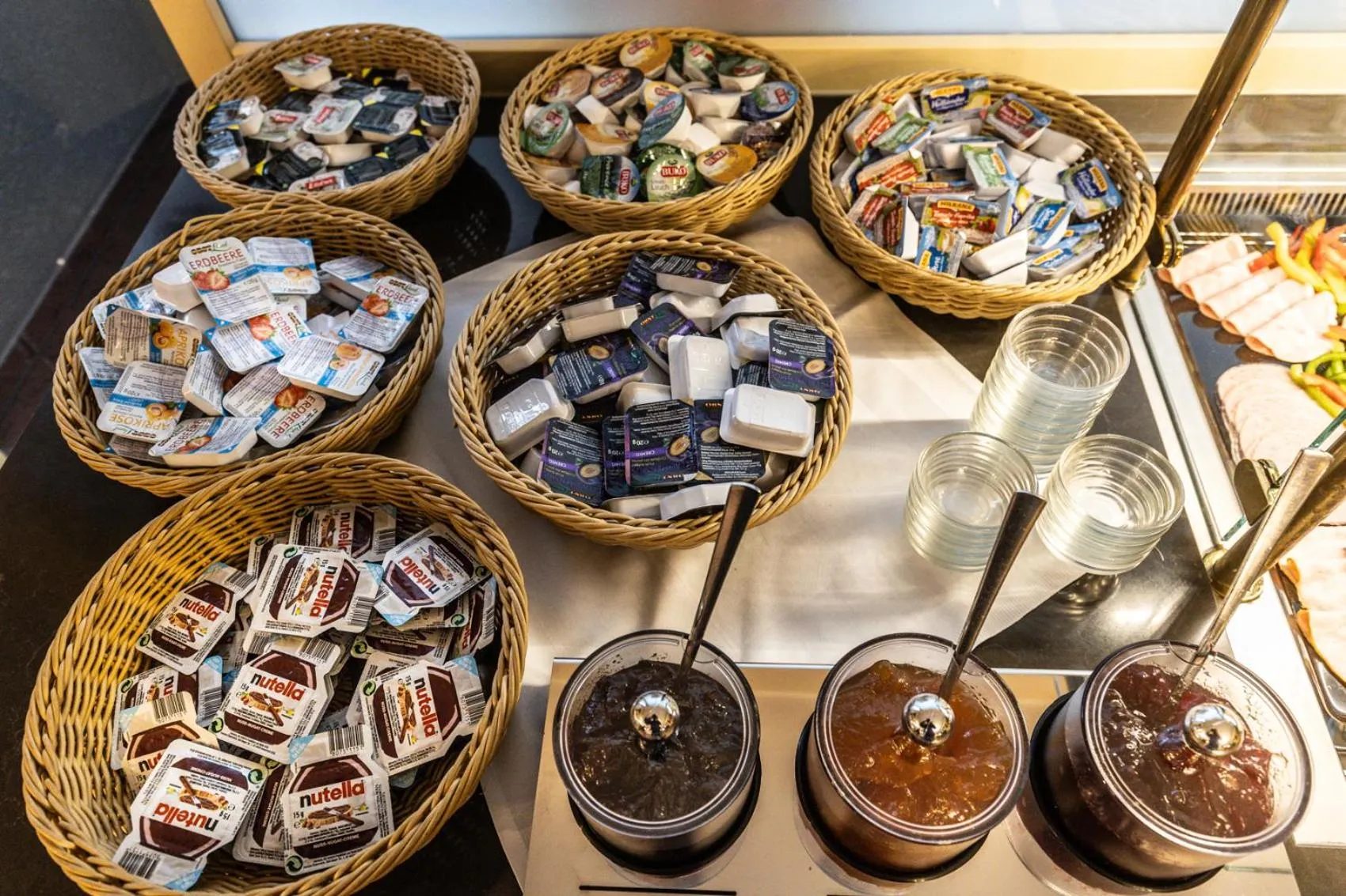 Buffet breakfast in Sport- und Tagungshotel De Poort