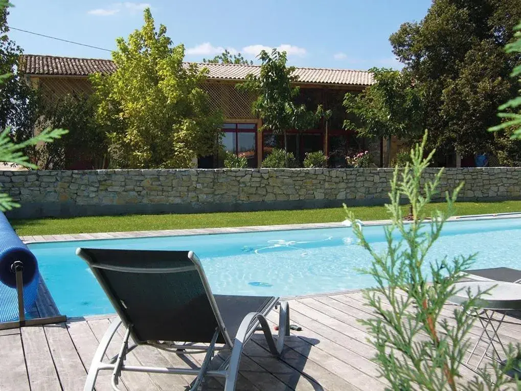 Pool view in Domaine de Quittignan Brillette Pool view in Domaine de Quittignan Brillette