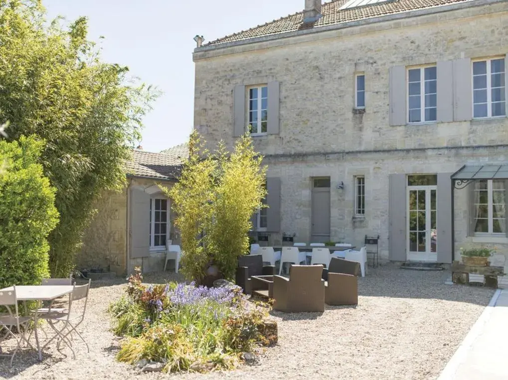 Property building in Domaine de Quittignan Brillette Property building in Domaine de Quittignan Brillette
