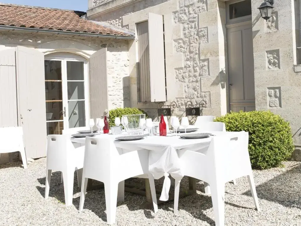 Property building in Domaine de Quittignan Brillette Property building in Domaine de Quittignan Brillette