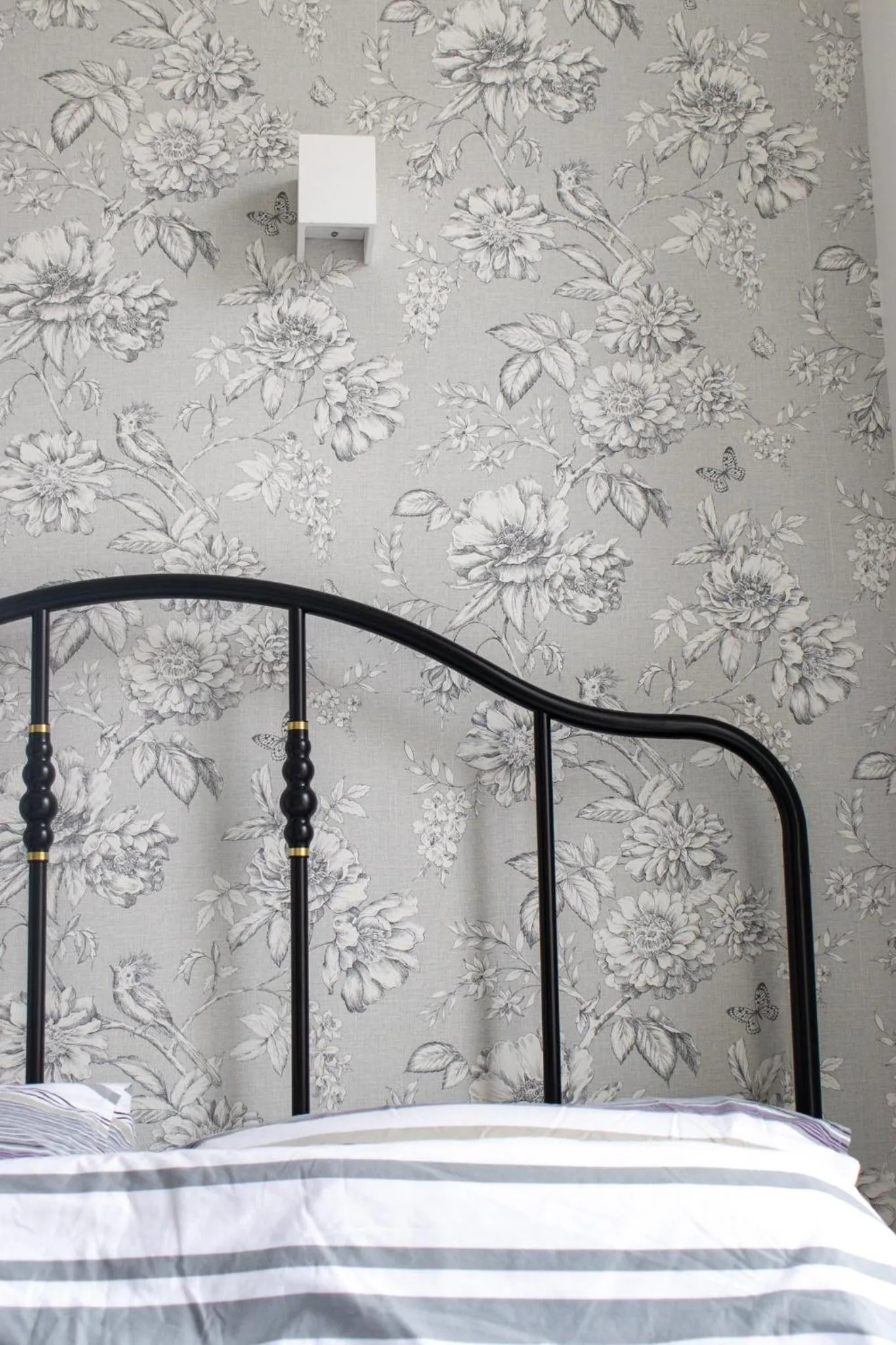 Bed in Burren London Hotel