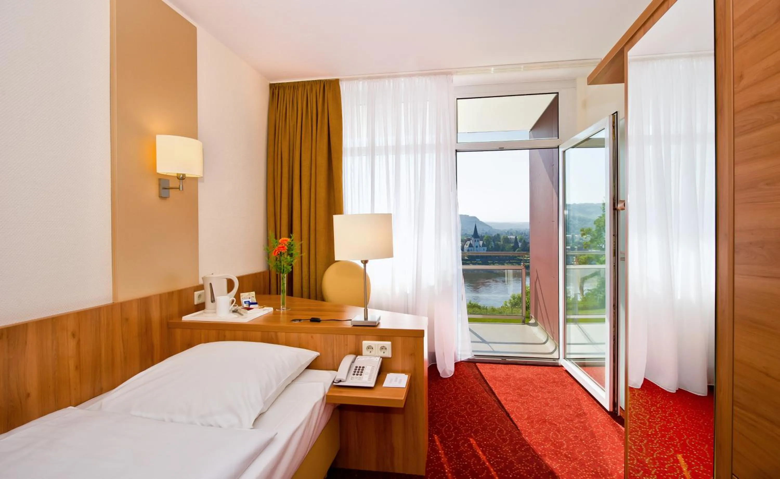 Photo of the whole room, Bed in Ringhotel Haus Oberwinter