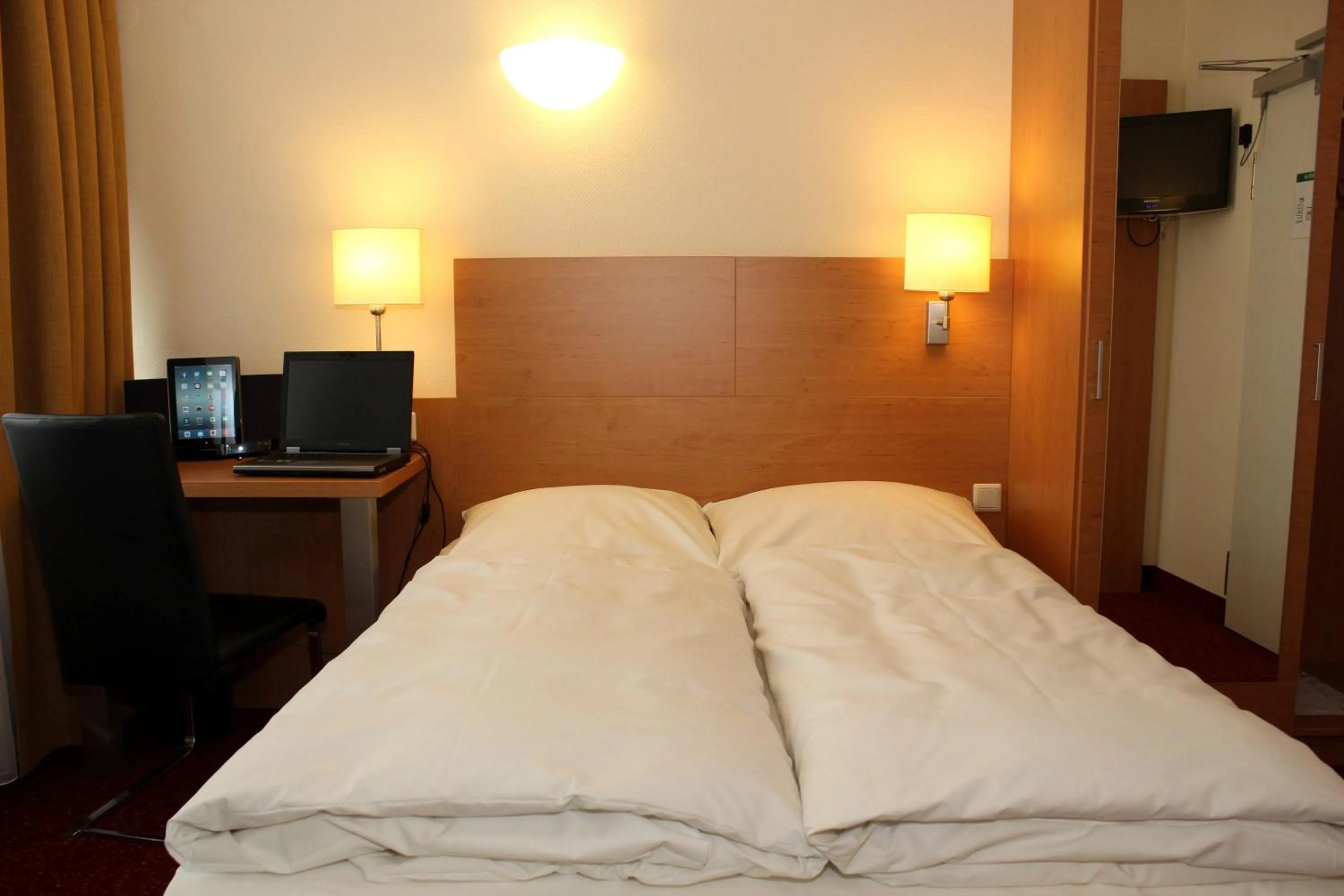Photo of the whole room, Bed in Ringhotel Haus Oberwinter