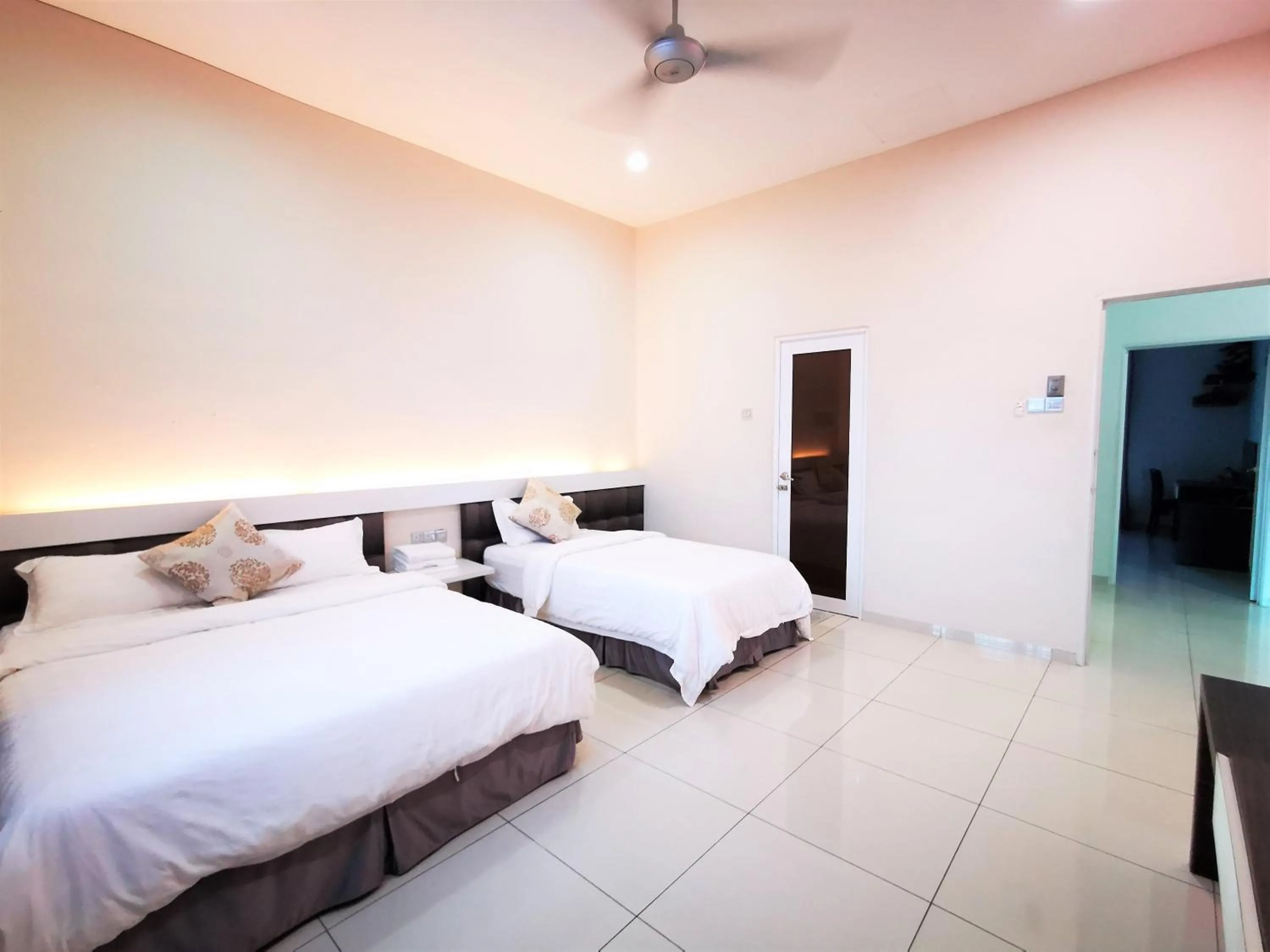 Photo of the whole room, Bed in Warni Villa 13 Whole Or Room