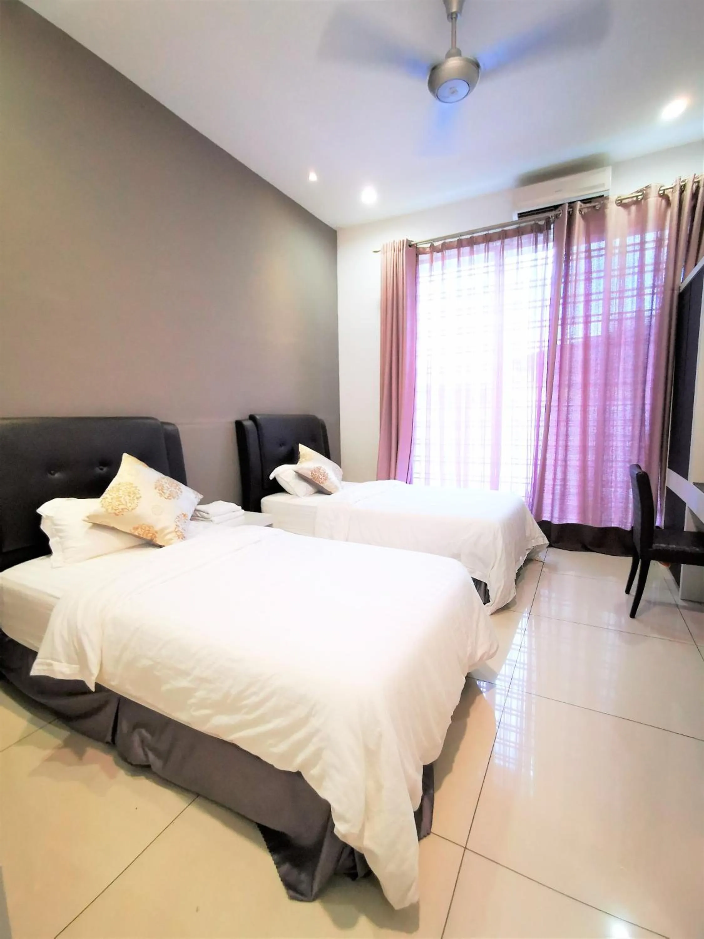 Photo of the whole room, Bed in Warni Villa 13 Whole Or Room