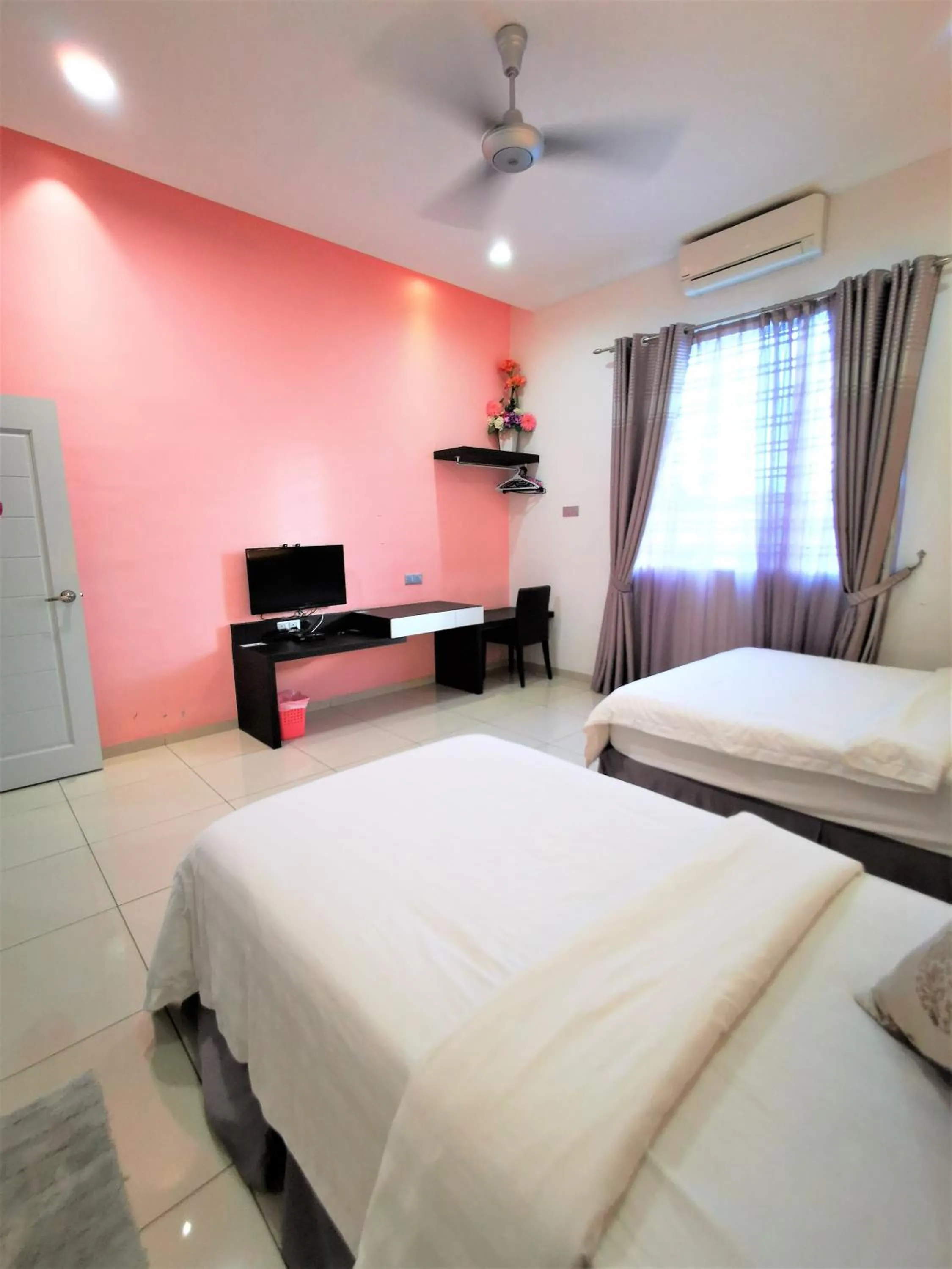 Photo of the whole room, Bed in Warni Villa 13 Whole Or Room